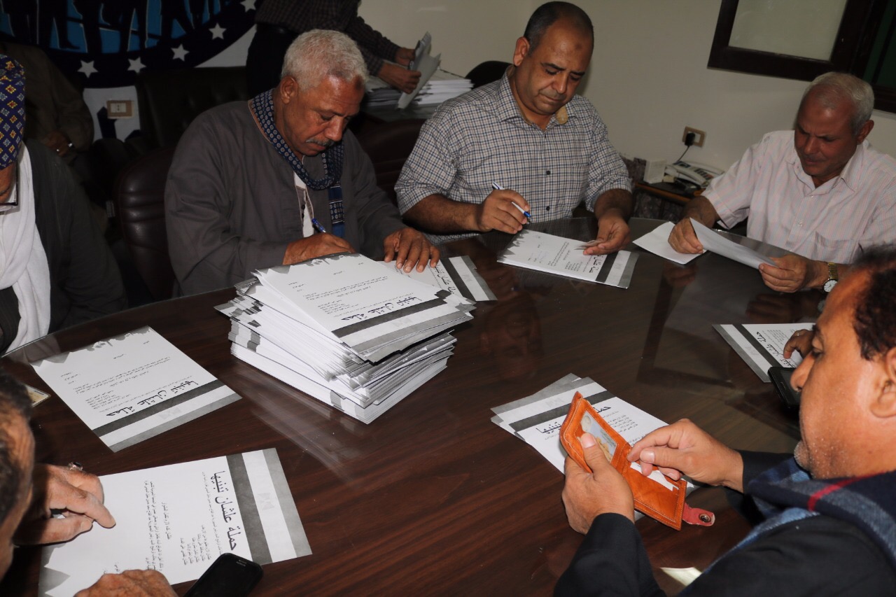 توقيع استمارات علشان تبنيها لدعم ترشح السيسي (31)