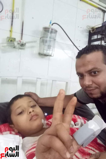 الطفل عمر وسط المشجعين داخل المستشفى