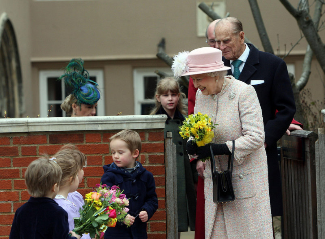 الملكة اليزابيث مع الأطفال