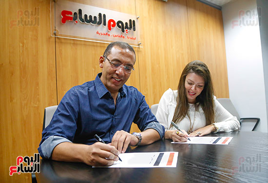 الكاتب الصحفى خالد صلاح وزوجته الإعلامية شريهان أبو الحسن يوقعان على الاستمارة