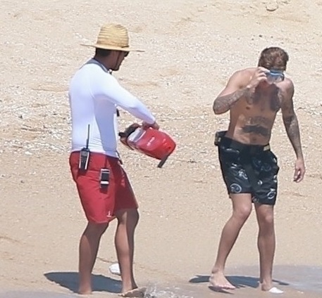 مع احدي اصدقائه (1)