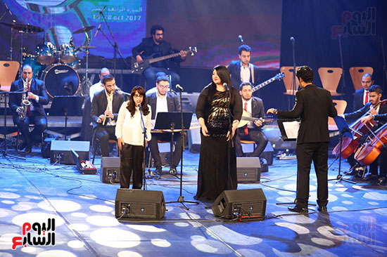 افتتاح مهرجان الاسكندرية للأغنية وتكريم نجوم الفن  (22)