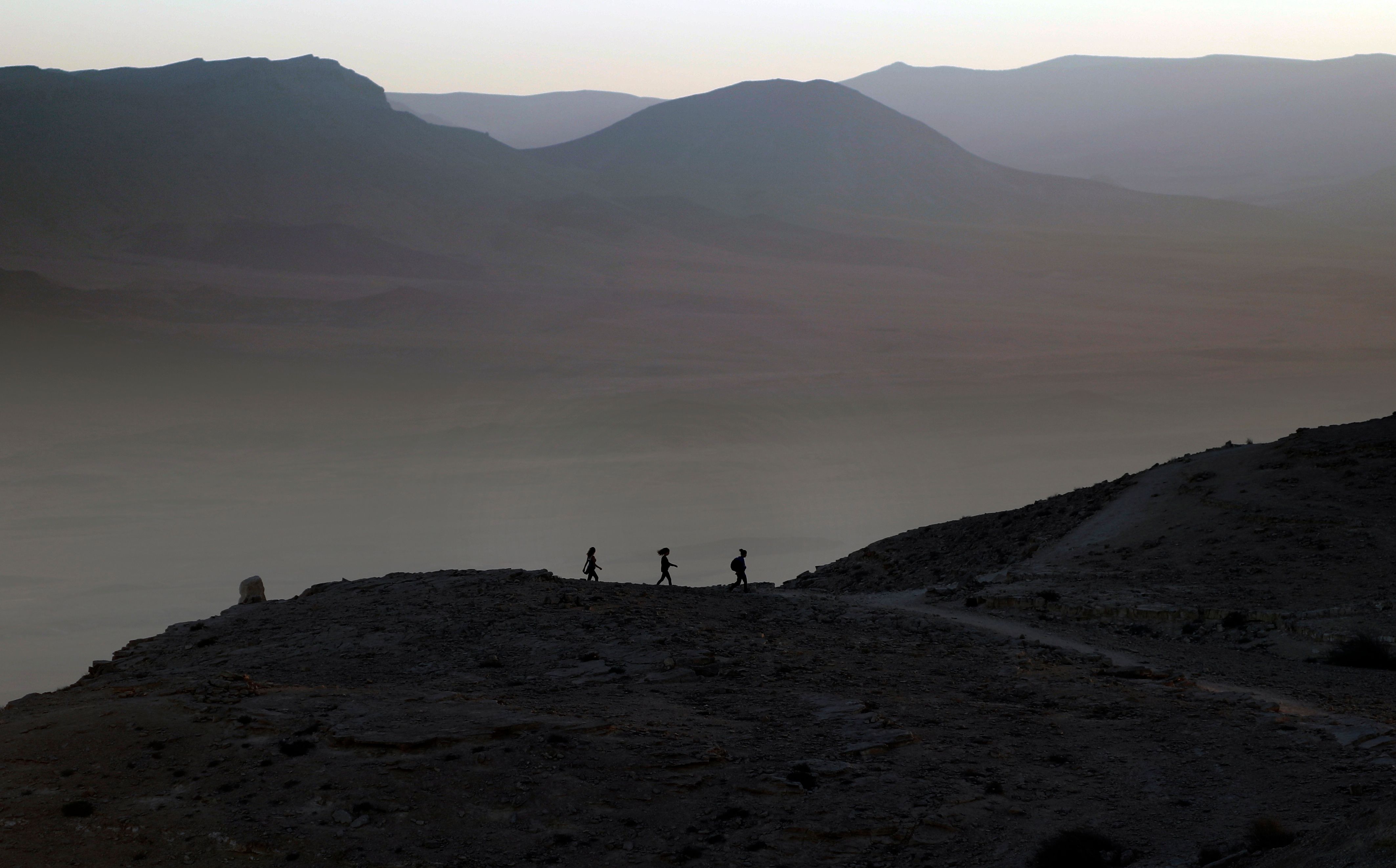 سياح يسيرون على جبل رامون صباحا