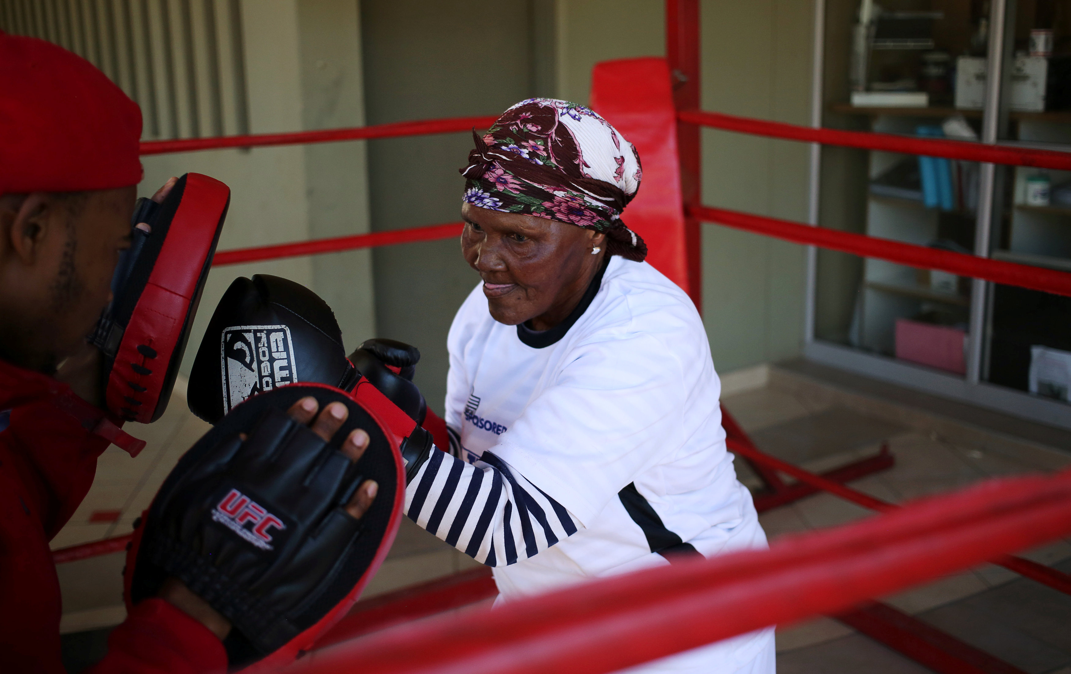 مدرب يجهز ملاكمة للمشاركة فى مباريات محاربة الشيخوخة