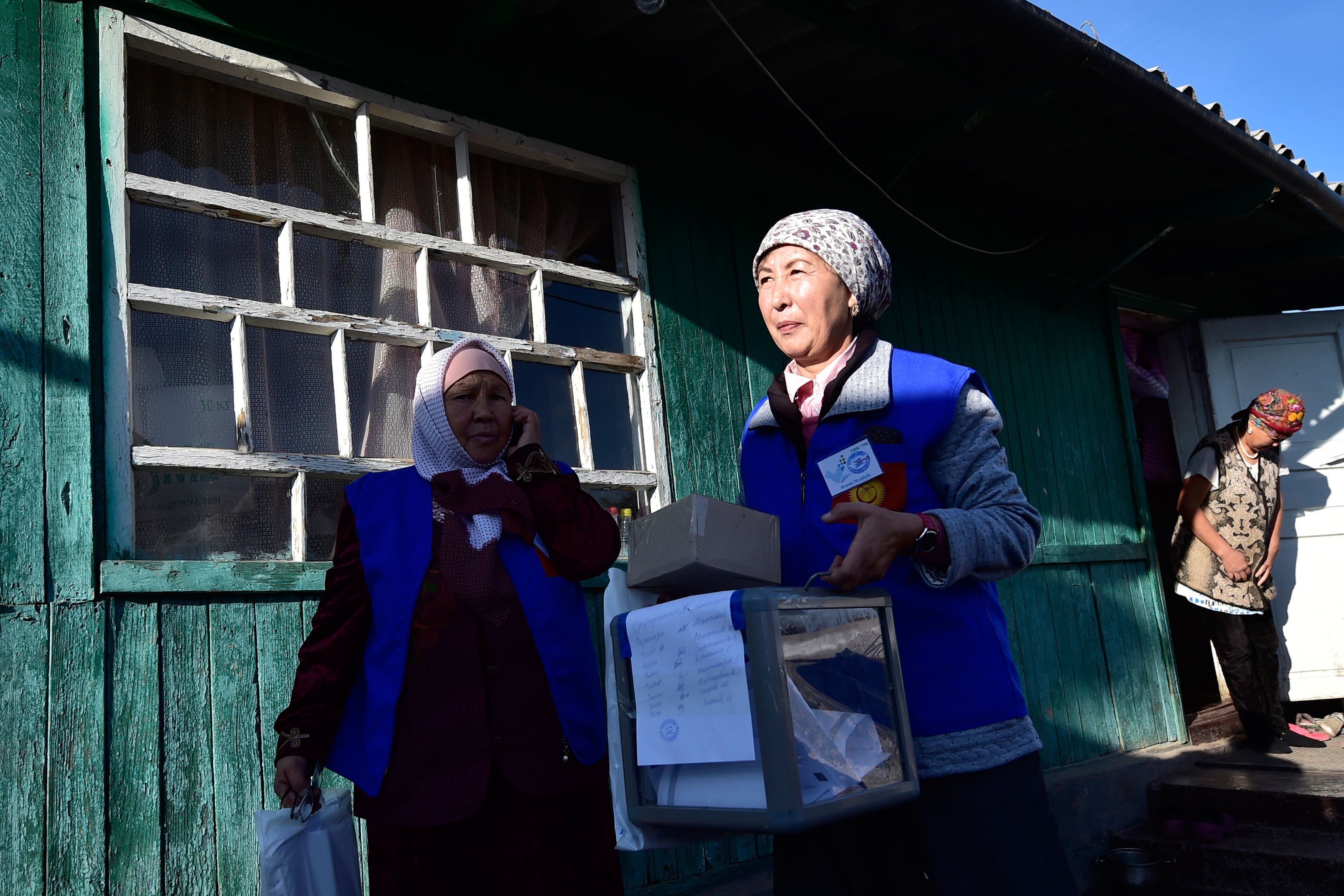 مراقبون يتجولون بصندوق الاقتراع لجمع الأصوات فى قرغيزستان