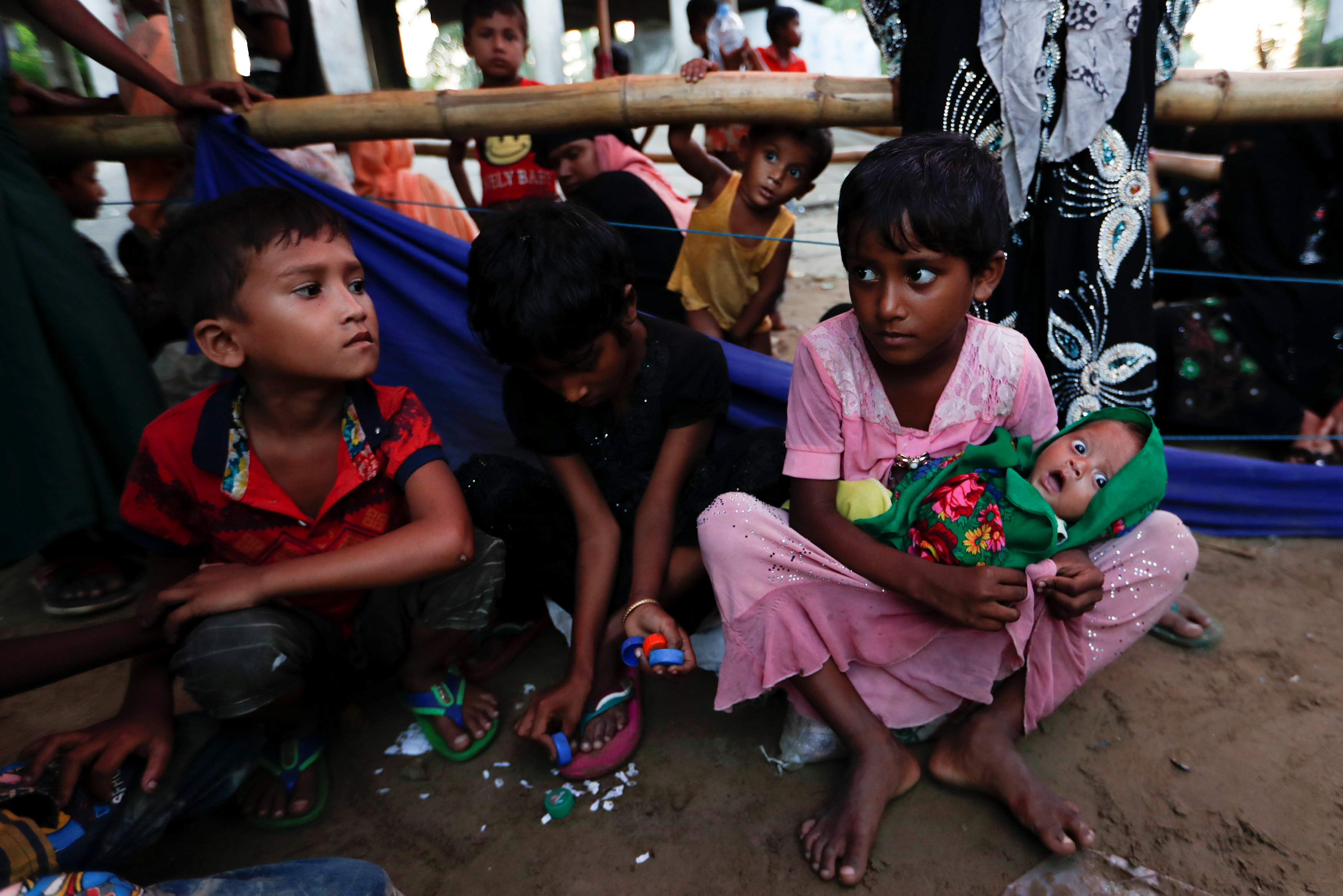 أطفال الروهينجا ينتظرون الاذن للدخول إلى بنجلاديش