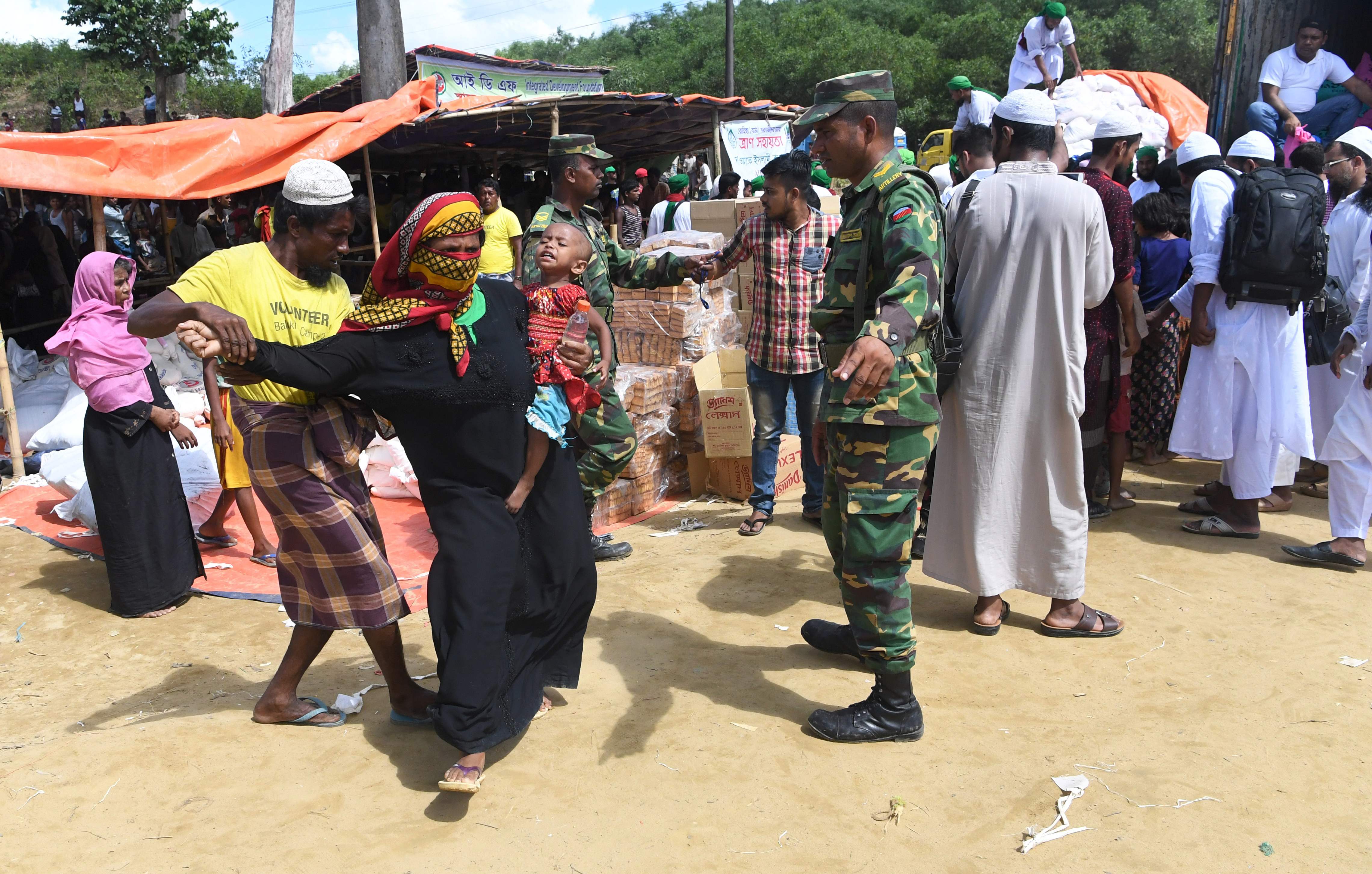 جيش ميانمار يوزع المساعدات على مسلمى الروهينجا