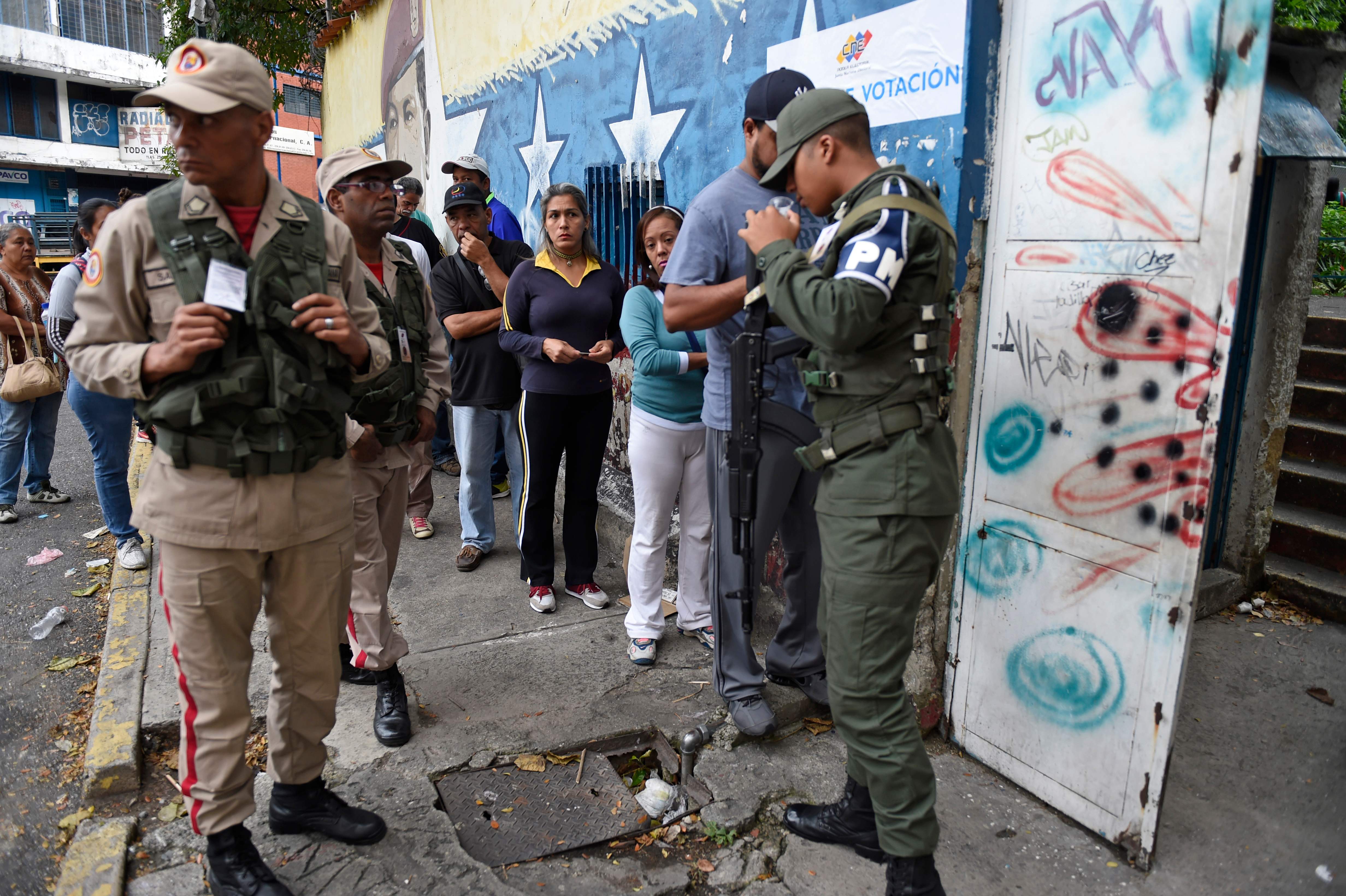 عشرات الفنزويليين فى طابور الاقتراع