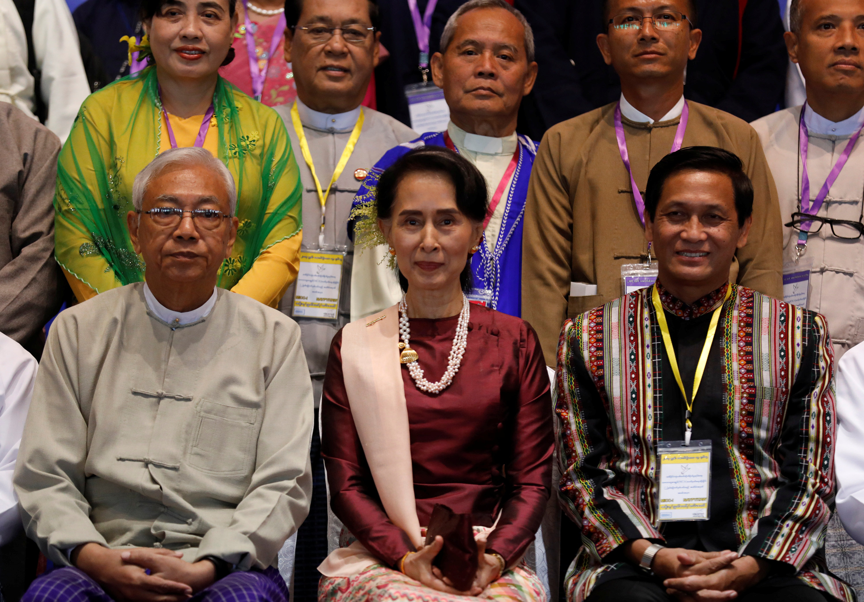 زعيمة ميانمار وسط مسئولى الدولة فى ميانمار
