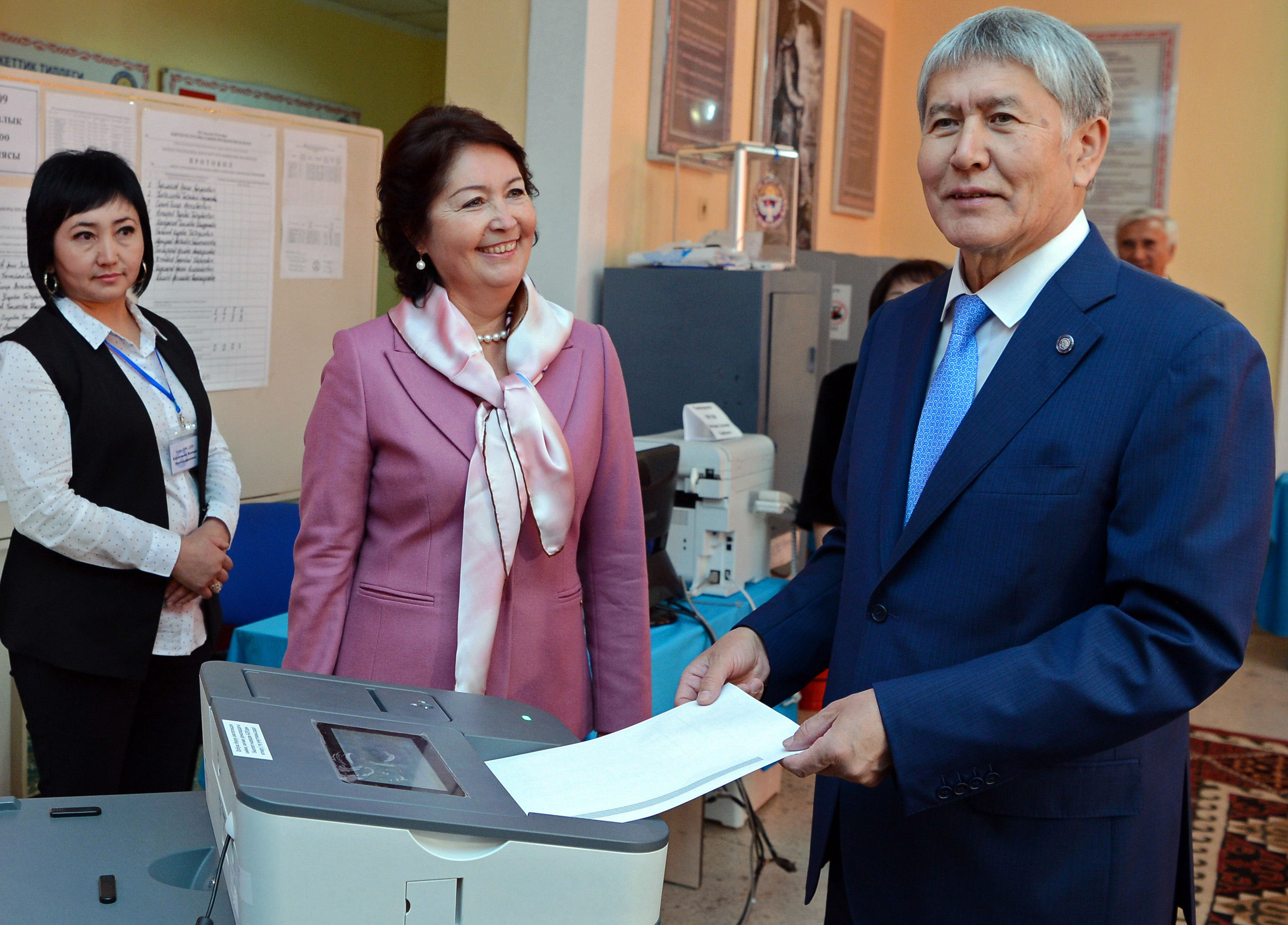 رئيس قيرغيزستان المنتهية ولايته المازبك أتامباييف