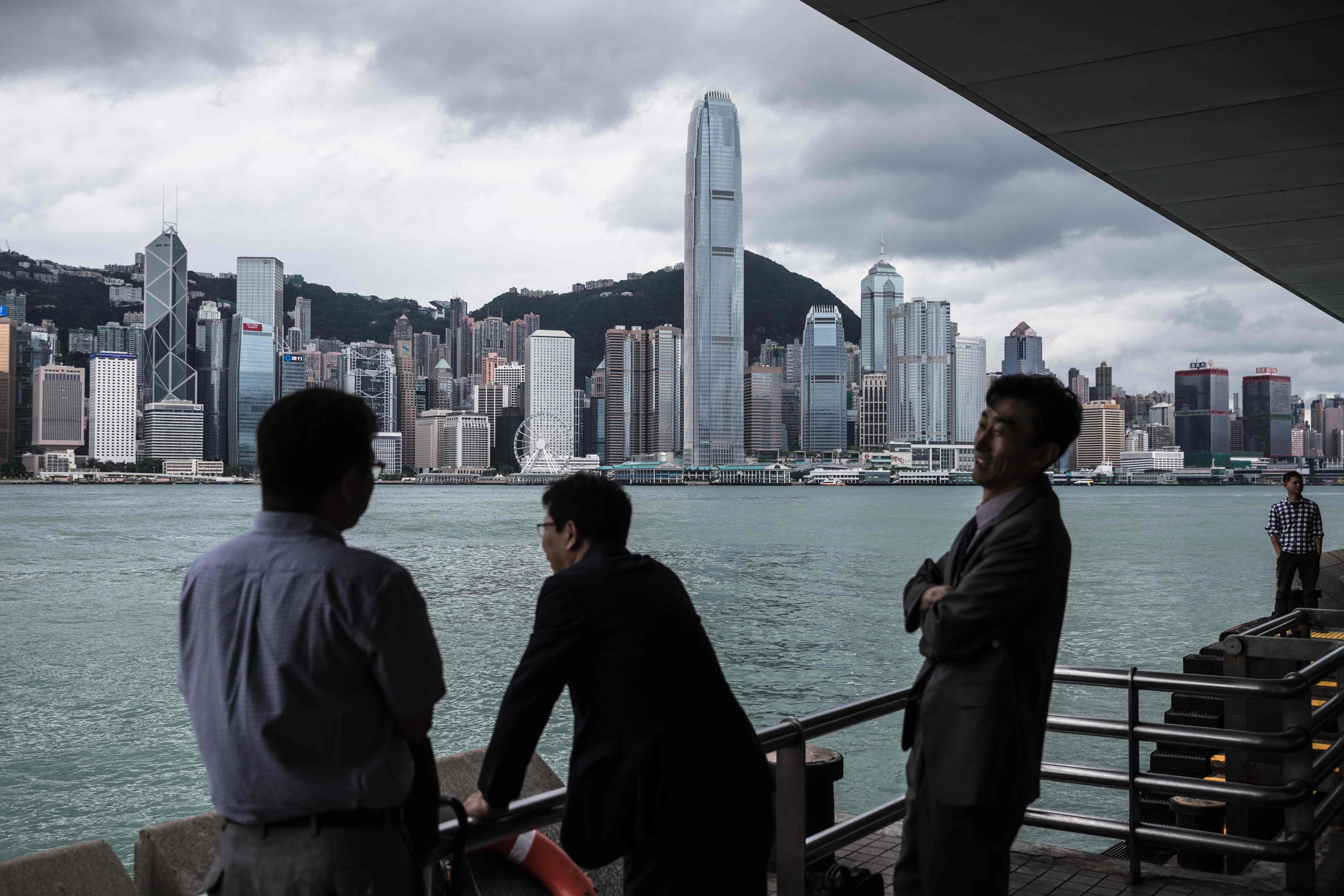 مواطنو هونج كونج يتابعون تغيرات الجو