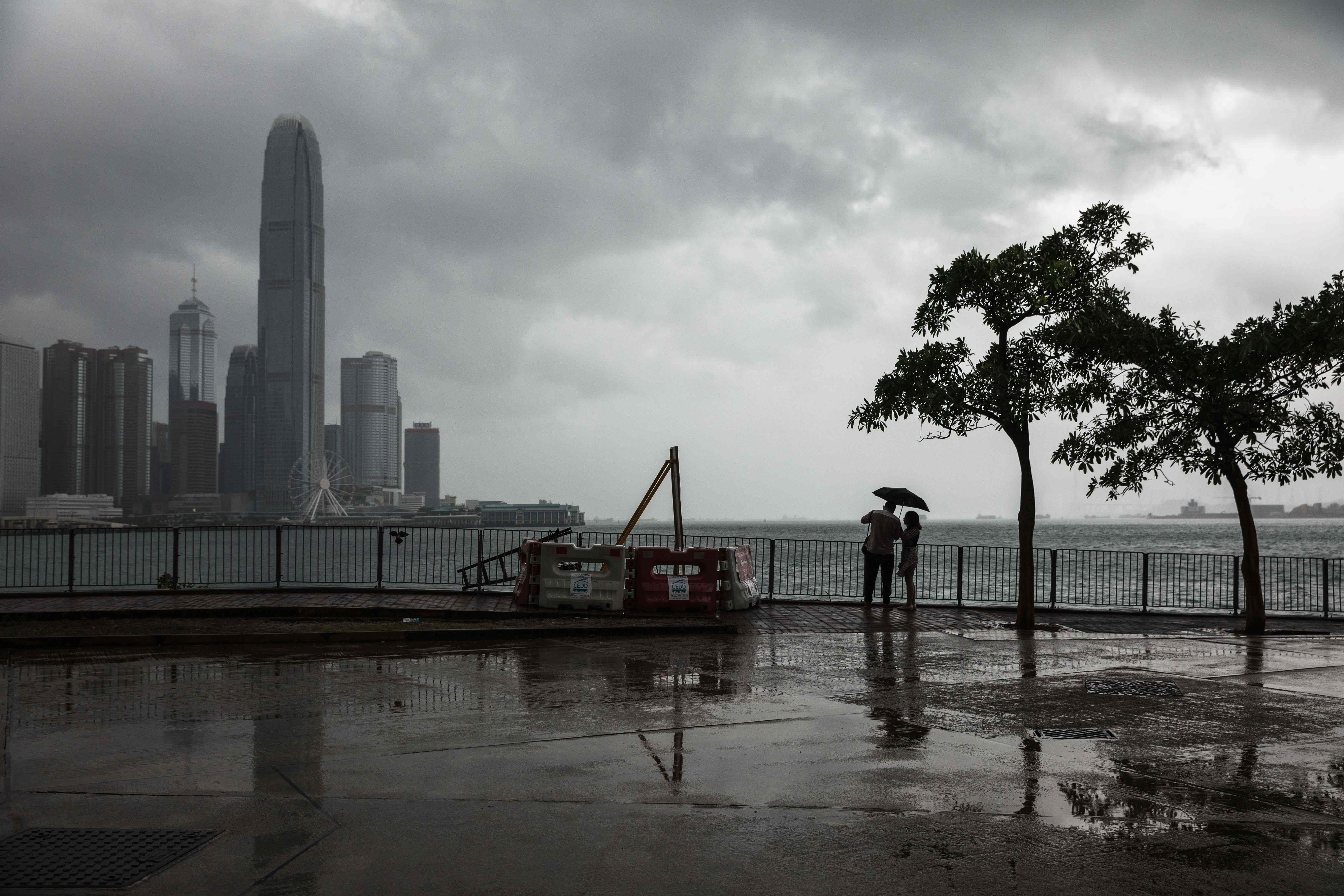 هونج كونج تستعد للإعصار خانون