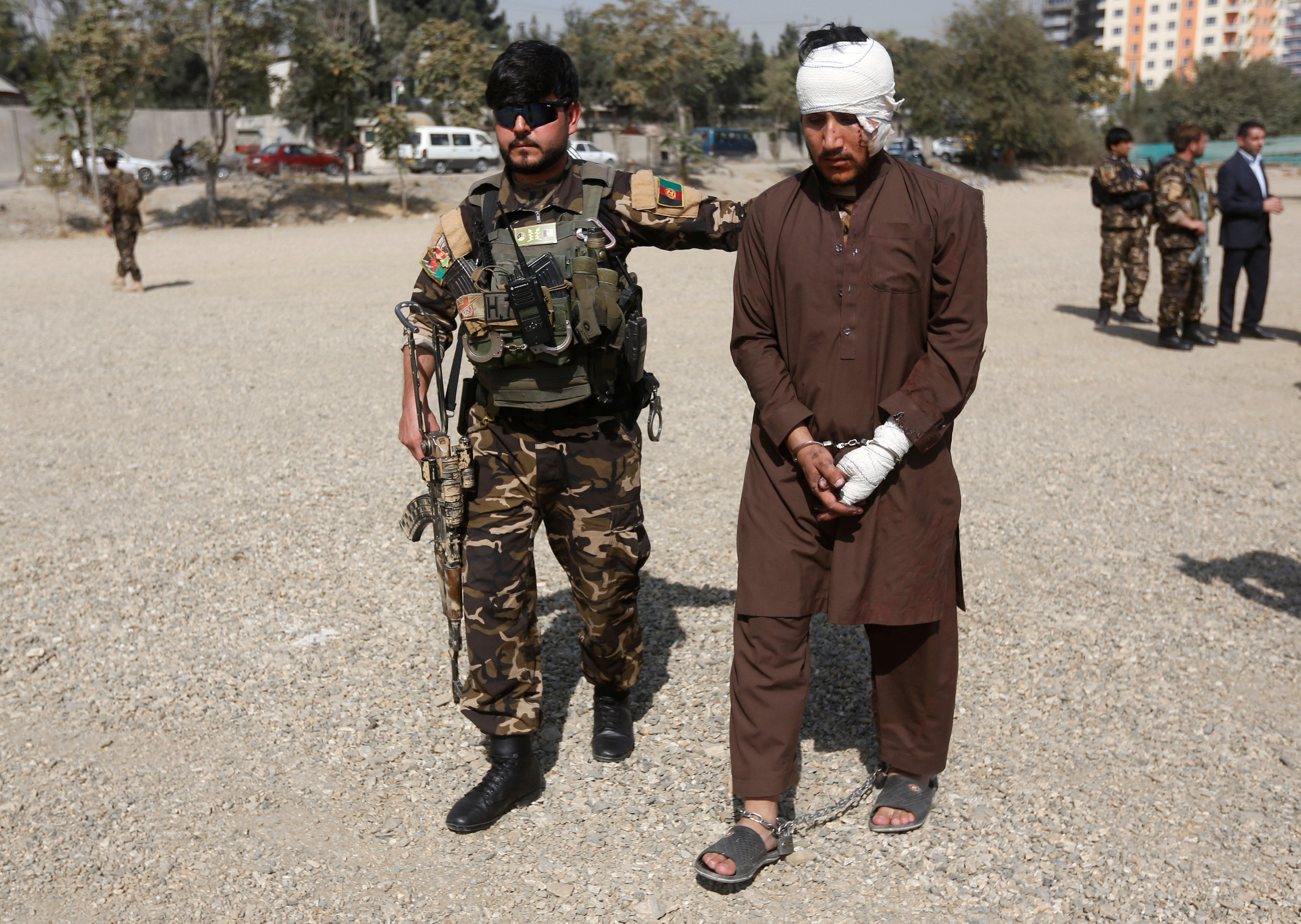 لحظة القبضه على  مسلحاَ تابعا لحركة طالبان وبحوزته عبوات ناسفة