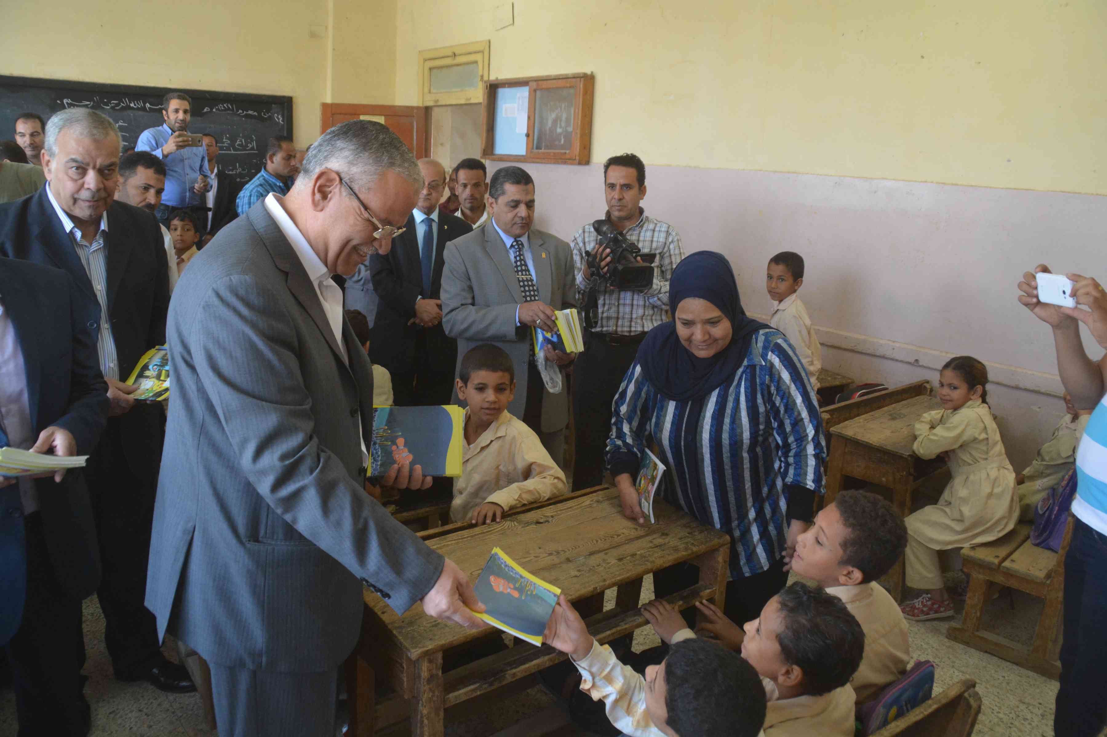 محافظ المنيا يوزع أدوات مدرسية على طلاب مدرستين  (1)