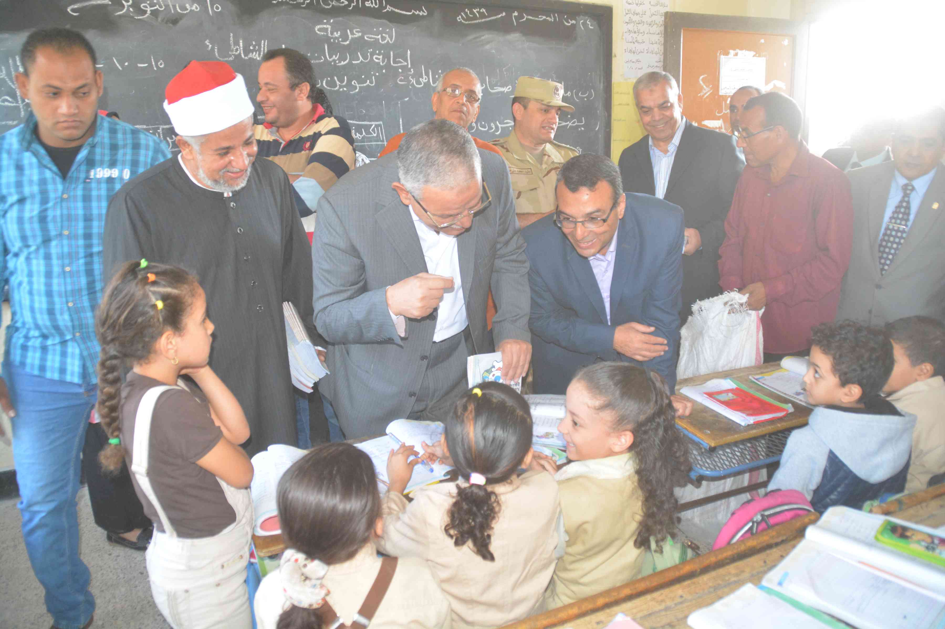 محافظ المنيا يوزع أدوات مدرسية على طلاب مدرستين  (4)