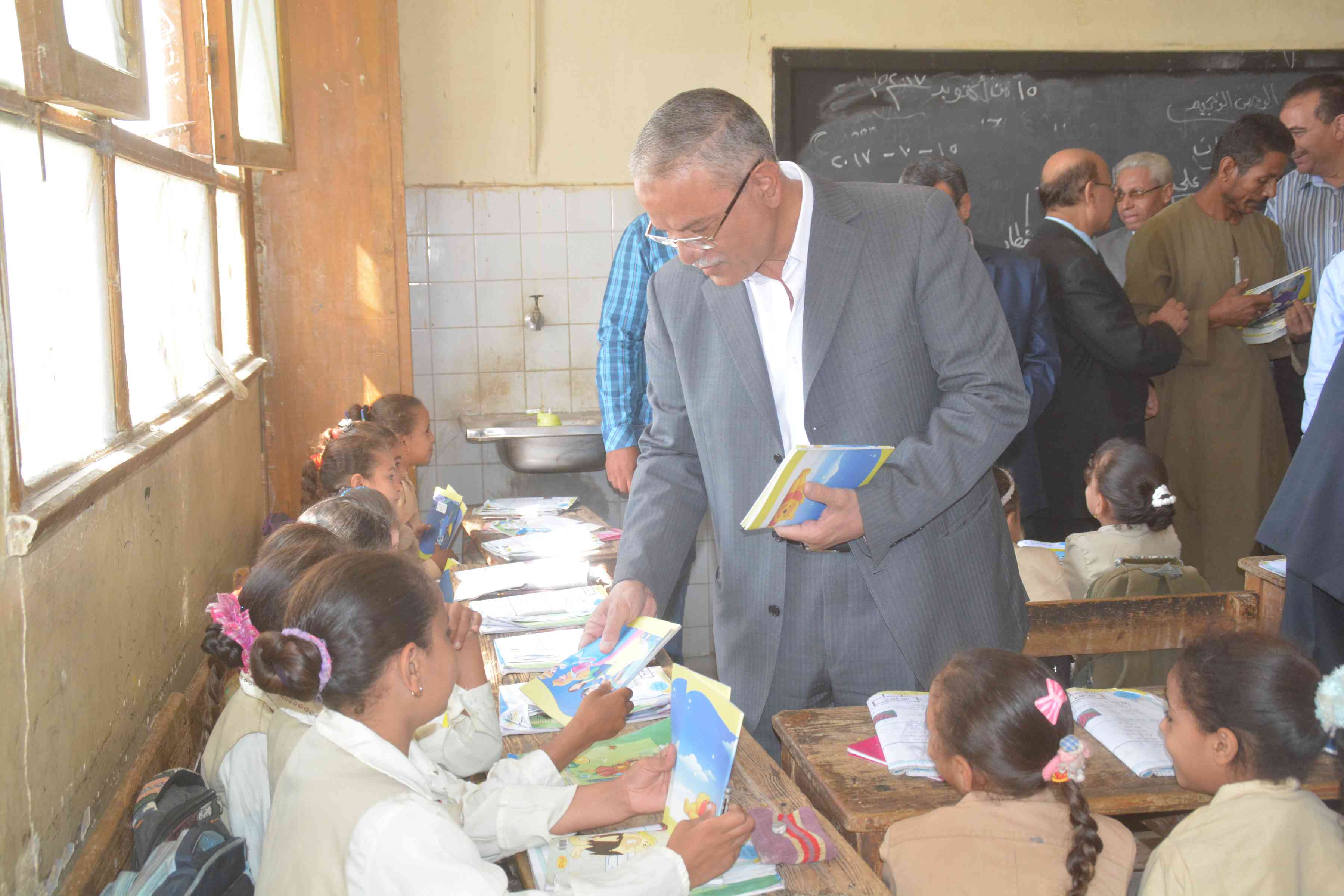 محافظ المنيا يوزع أدوات مدرسية على طلاب مدرستين  (14)