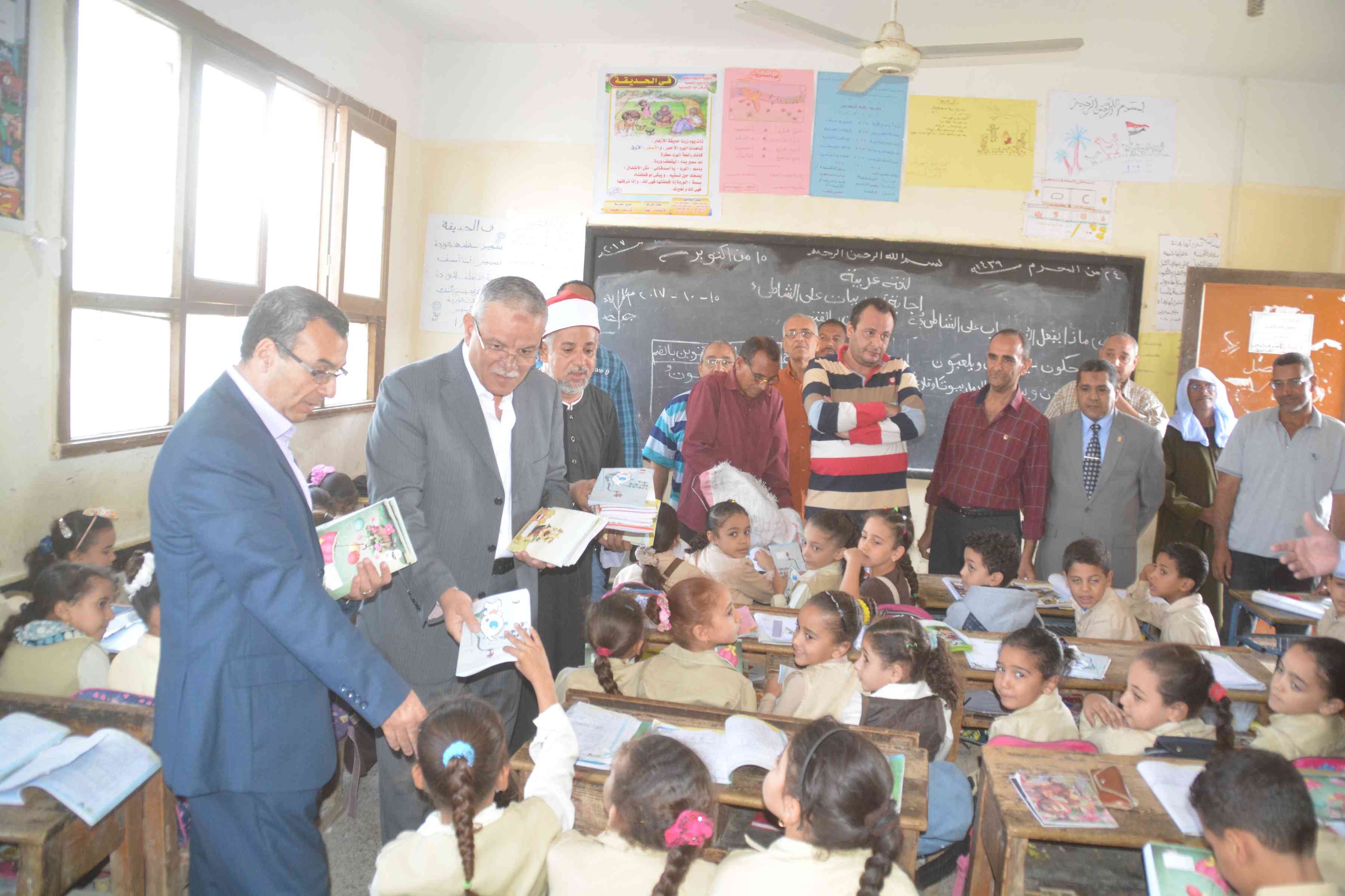 محافظ المنيا يوزع أدوات مدرسية على طلاب مدرستين  (6)