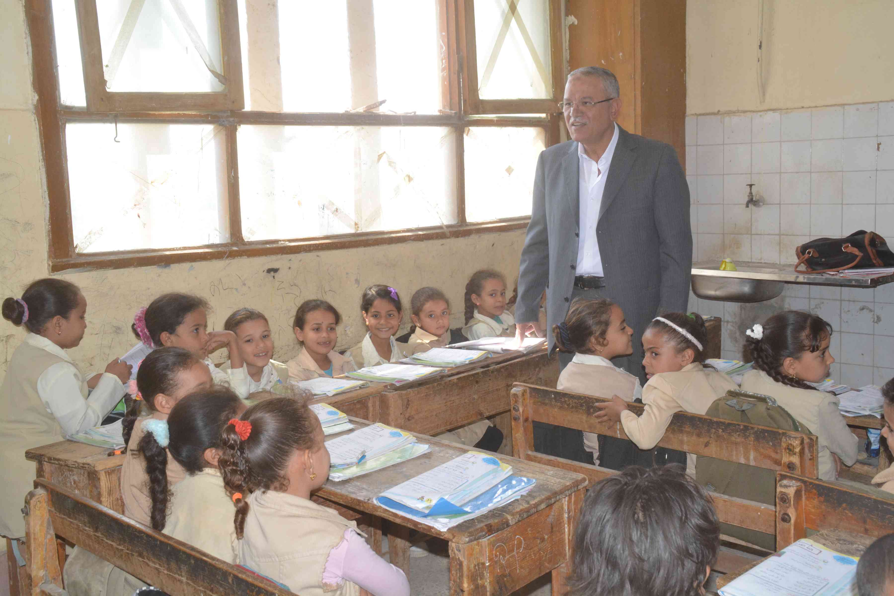 محافظ المنيا يوزع أدوات مدرسية على طلاب مدرستين  (13)
