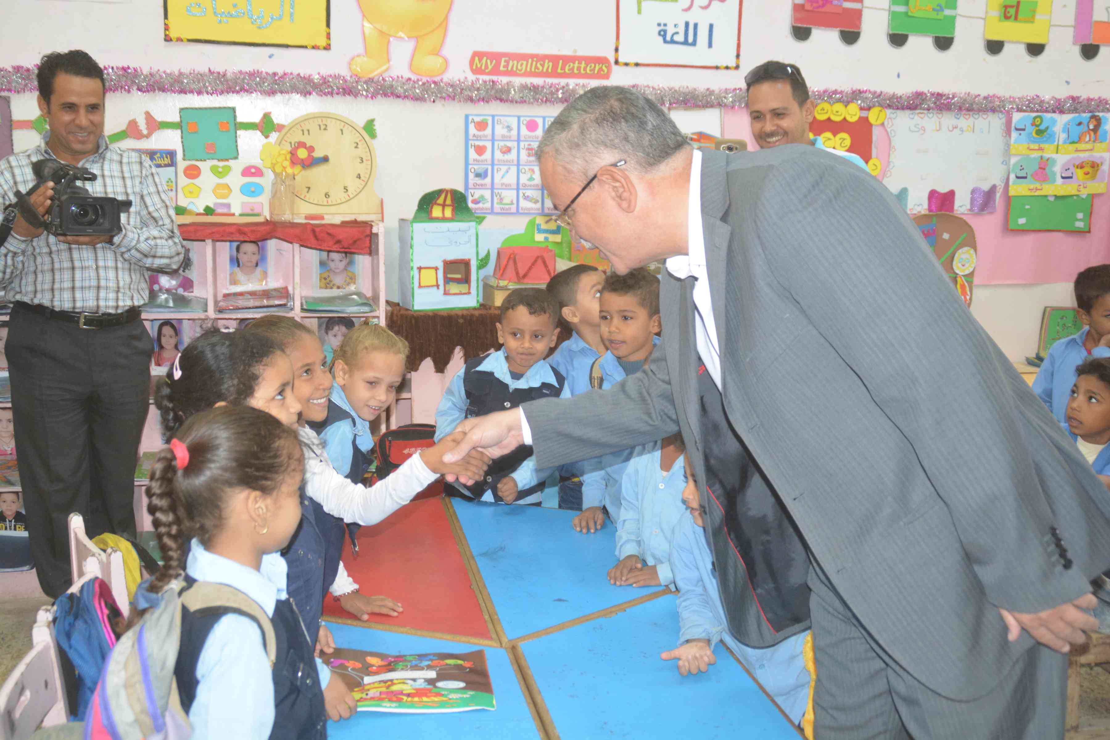 محافظ المنيا يوزع أدوات مدرسية على طلاب مدرستين  (11)