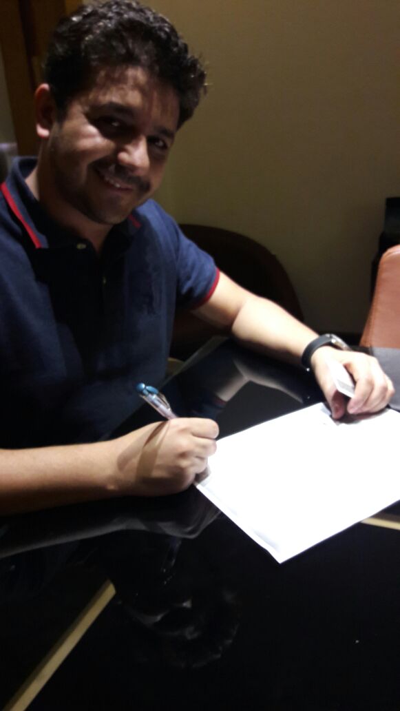 المخرج ياسر سامى أثناء توقيع الاستمارة