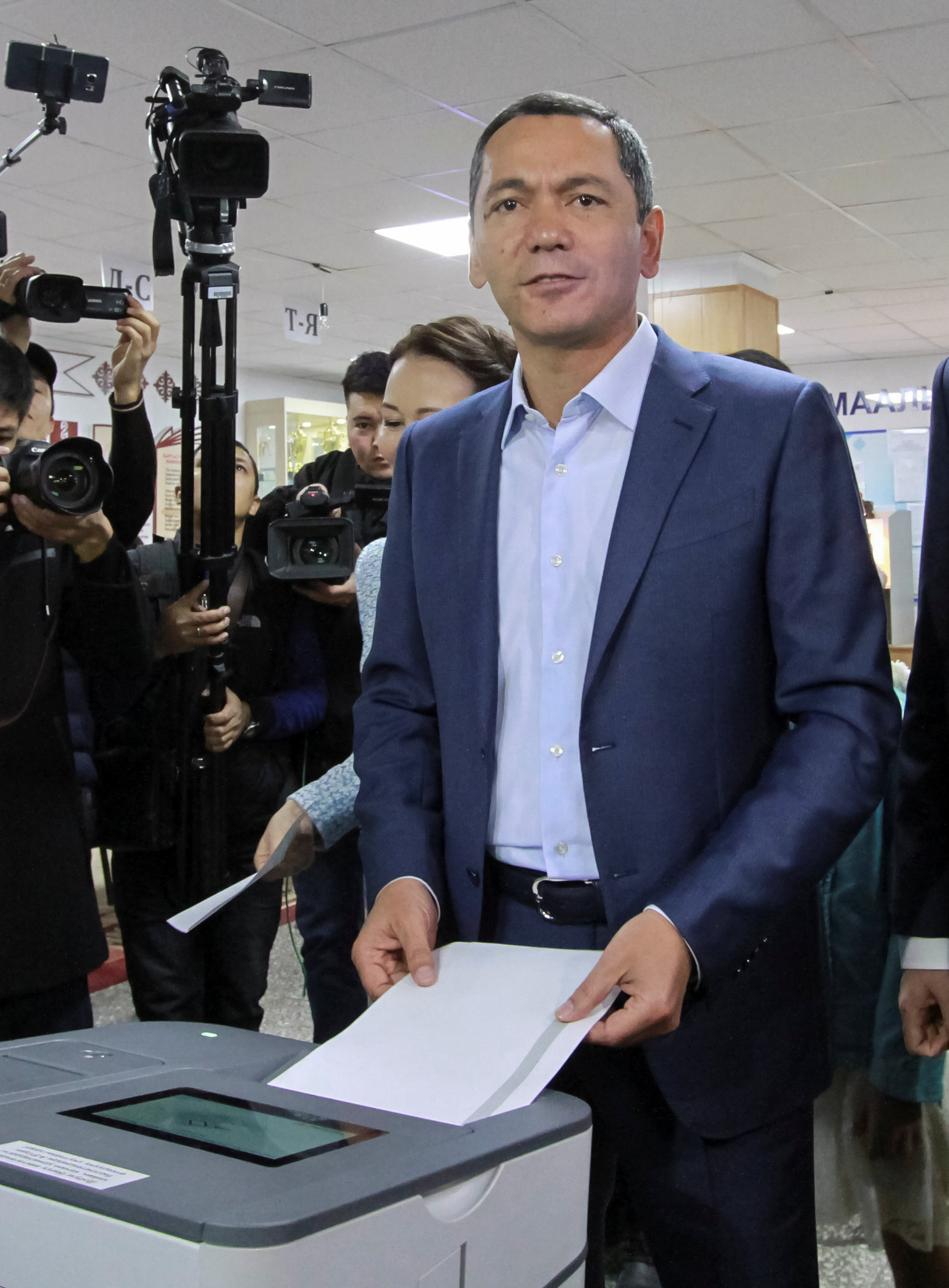 المرشح الرئاسى اموربيك بابانوف يدلى بصوته فى مركز اقتراع خلال الانتخابات الرئاسية فى بيشكيك
