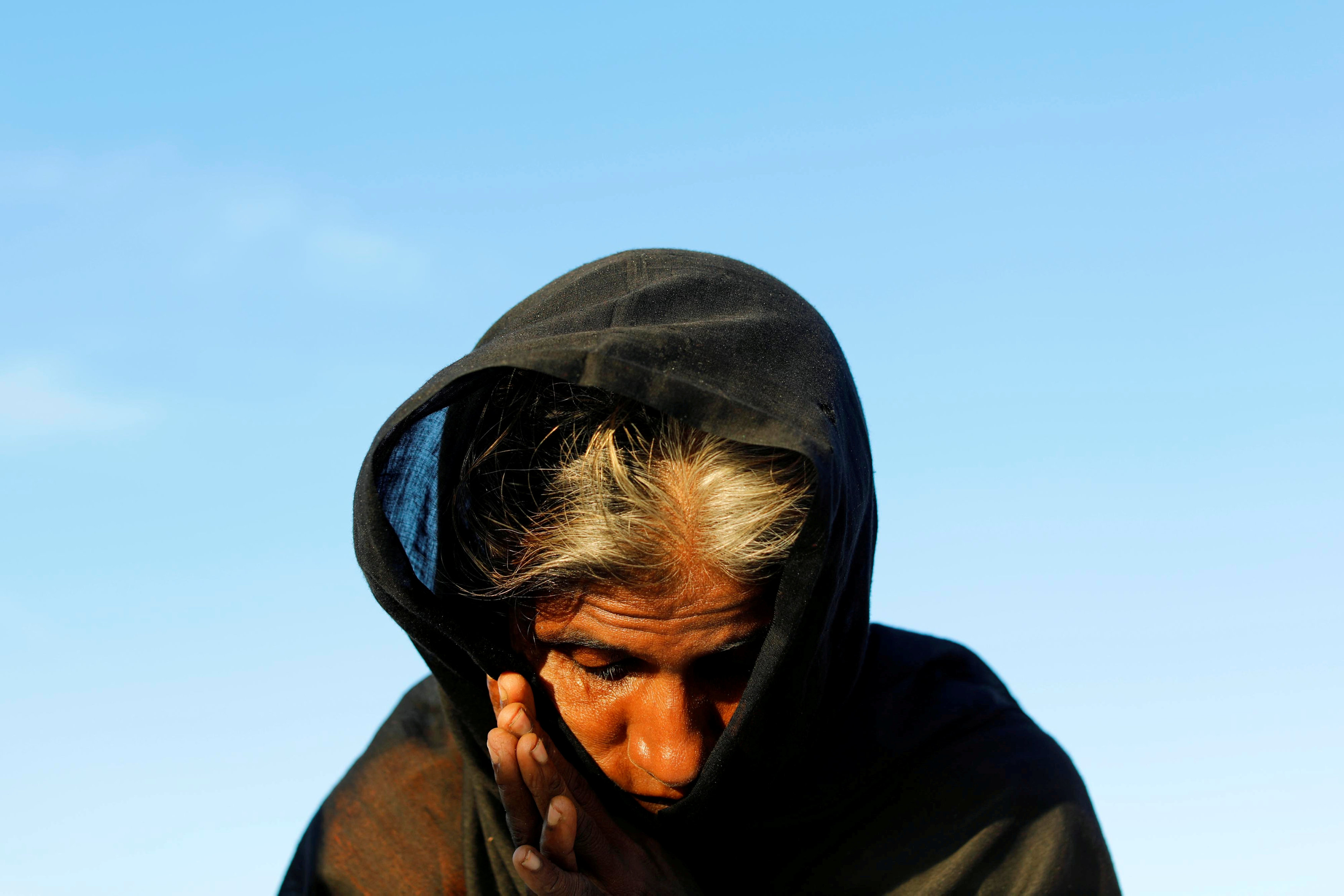 سيدة تقف على حدود بنجلاديش فى انتظار الدخول للبلاد