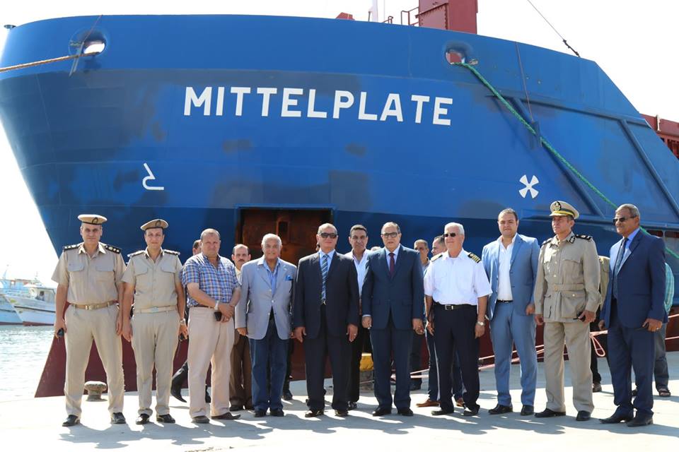 محافظ كفر الشيخ يستقبل أخر السفن تحمل مهمات لمحطة كهرباء البرلس