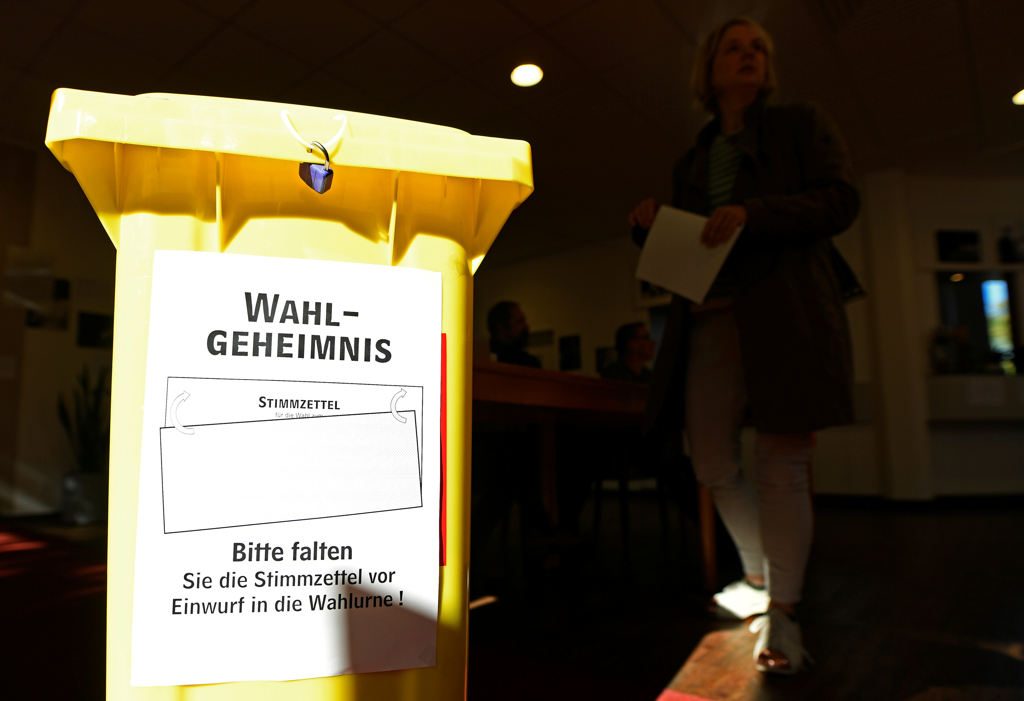 سيدة تدلى بصوتها فى الانتخابات بألمانيا