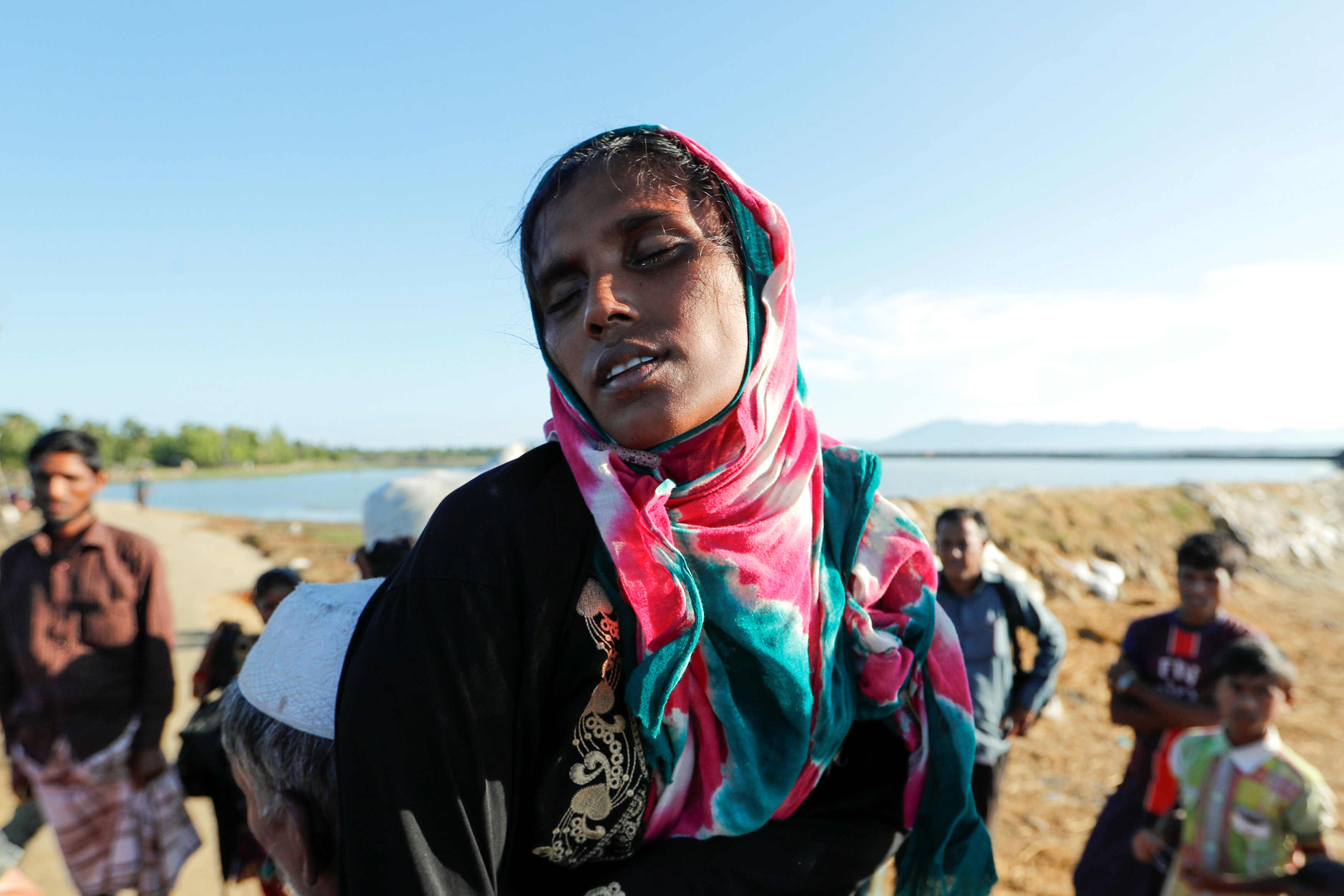 سيدة يحملها والدها مصابه خلال التعذيب فى بورما