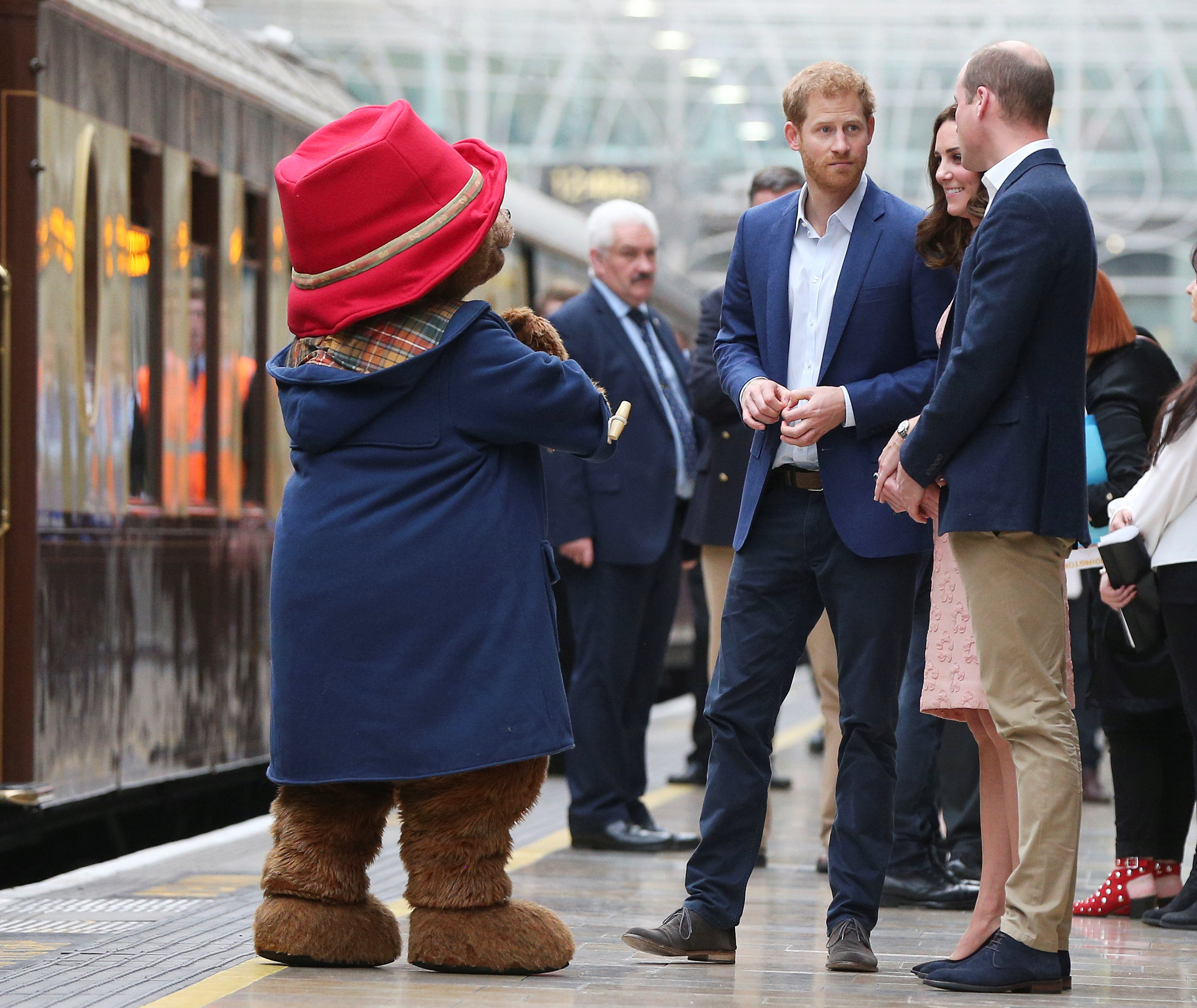 الأمير هارى فى محطة القطار