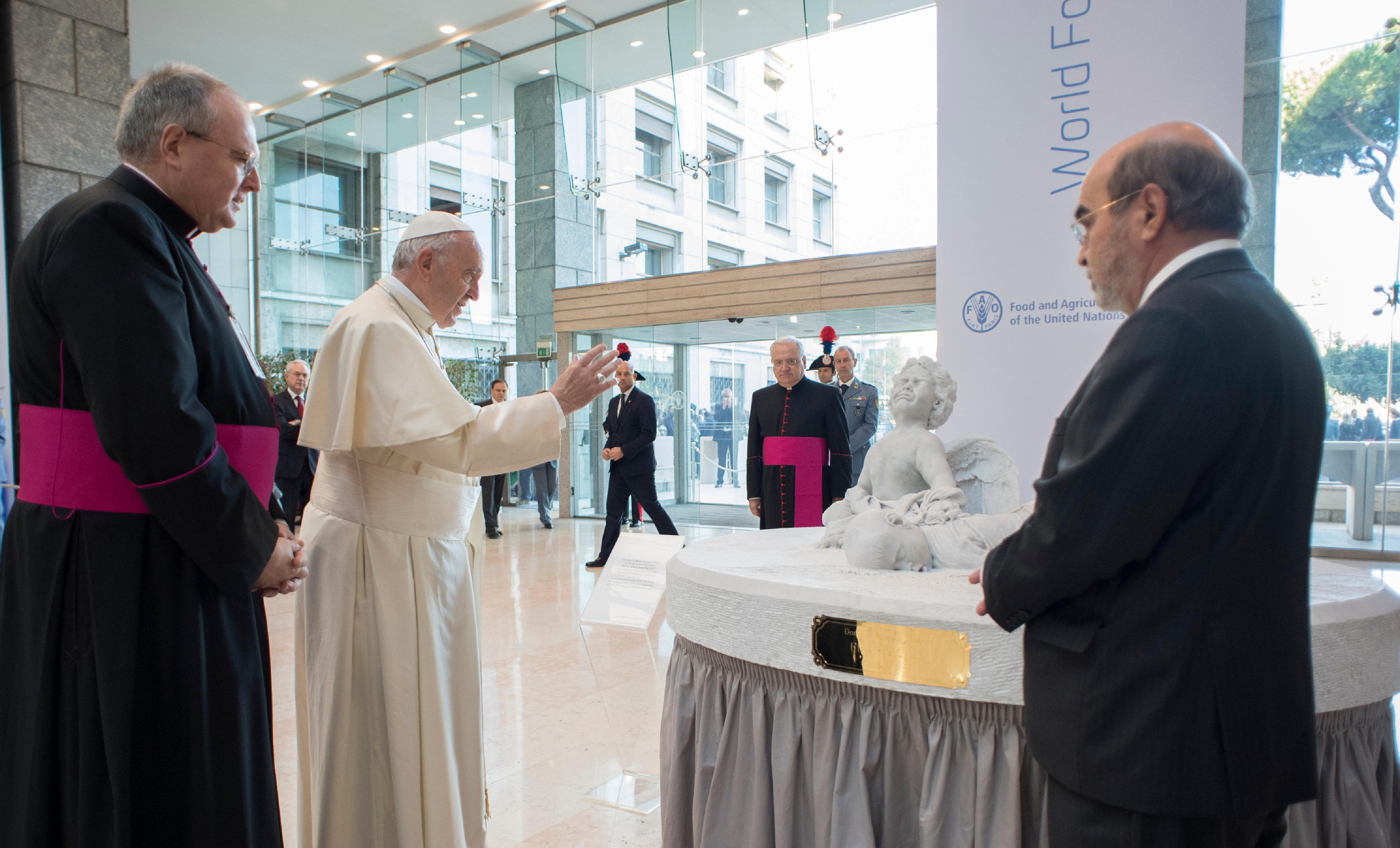 البابا فرنسيس يبارك تمثالا للطفل إيلان كردى