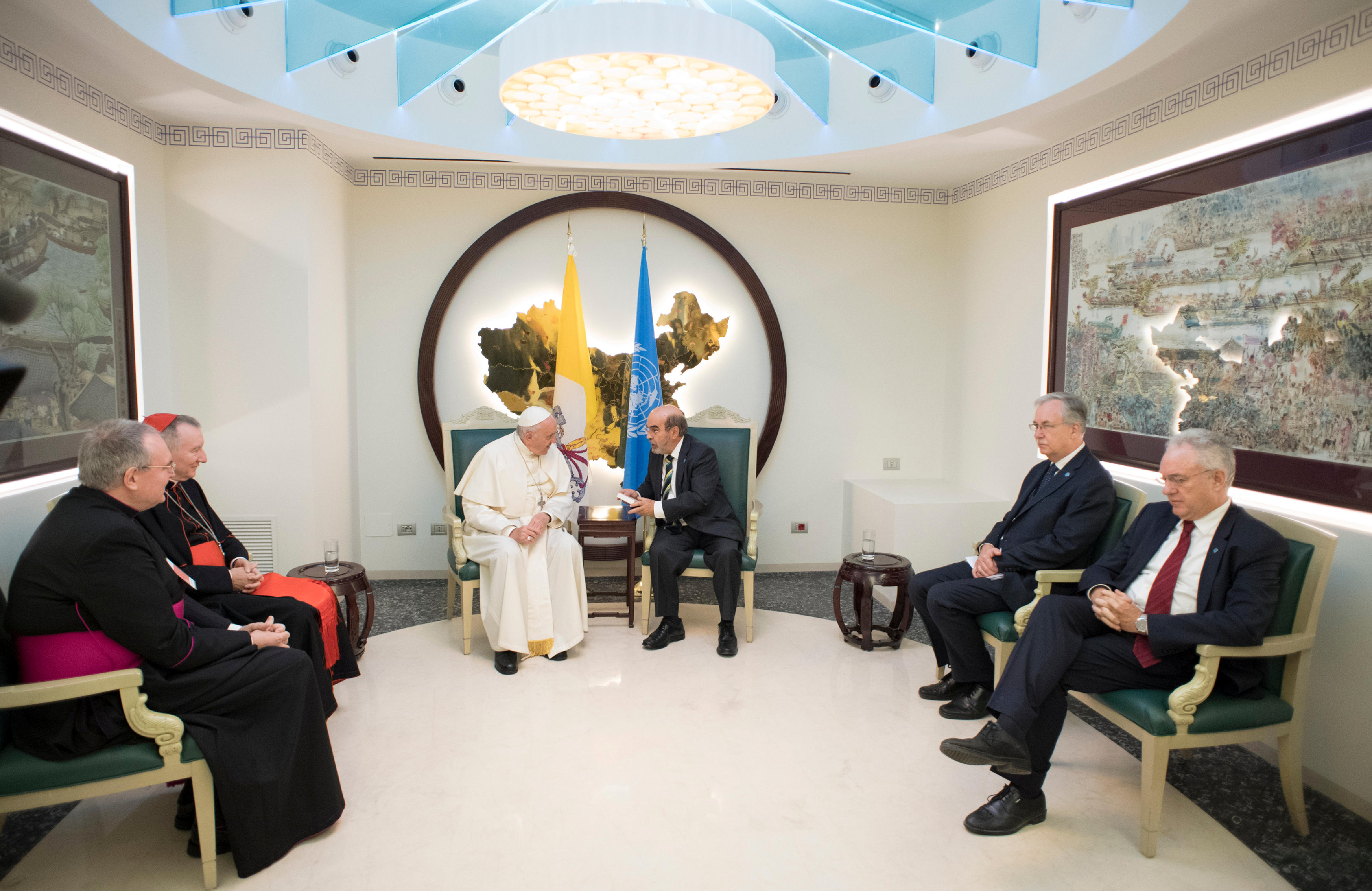 البابا فرانسيس يلتقى المدير العام لمنظمة الأغذية والزراعة جوزيه غرازيانو دا سيلفا خلال زيارته لمقر المنظمة فى روما