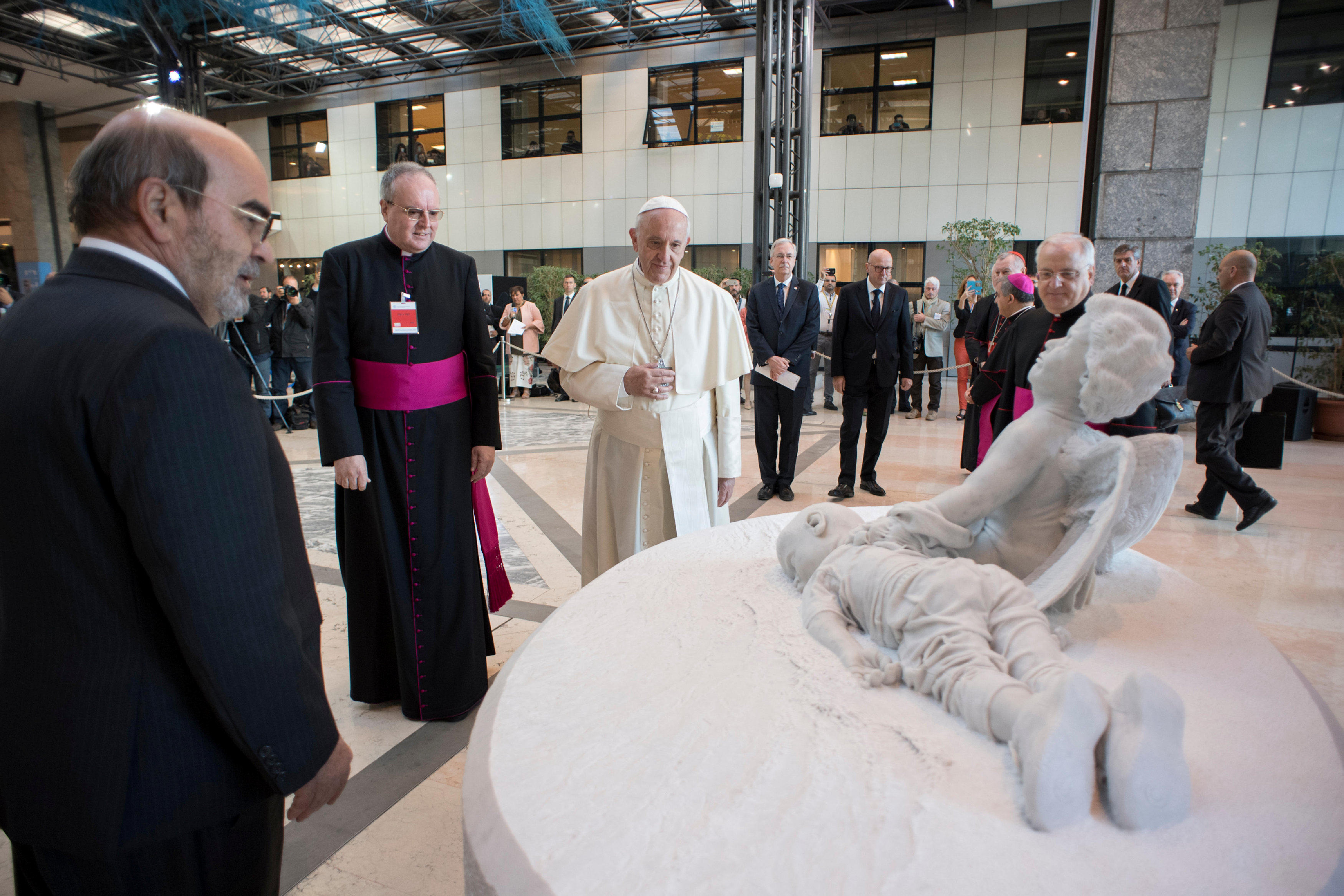 البابا فرنسيس يهدى منظمة الفاو تمثالا للطفل السورى