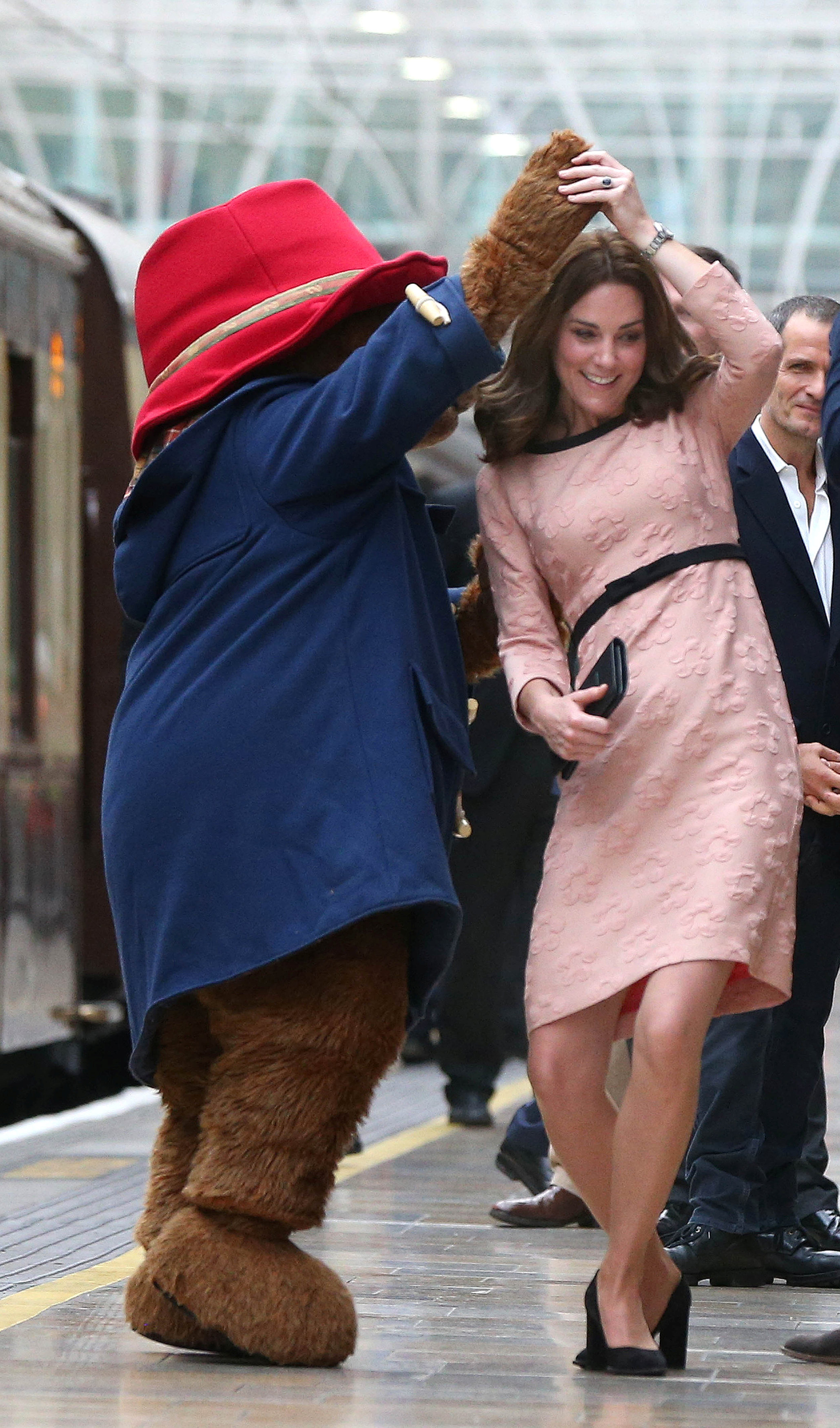 الأميرة البريطانية كيت دوقة تسعد الأطفال بالرقص مع الدب بادنجتون