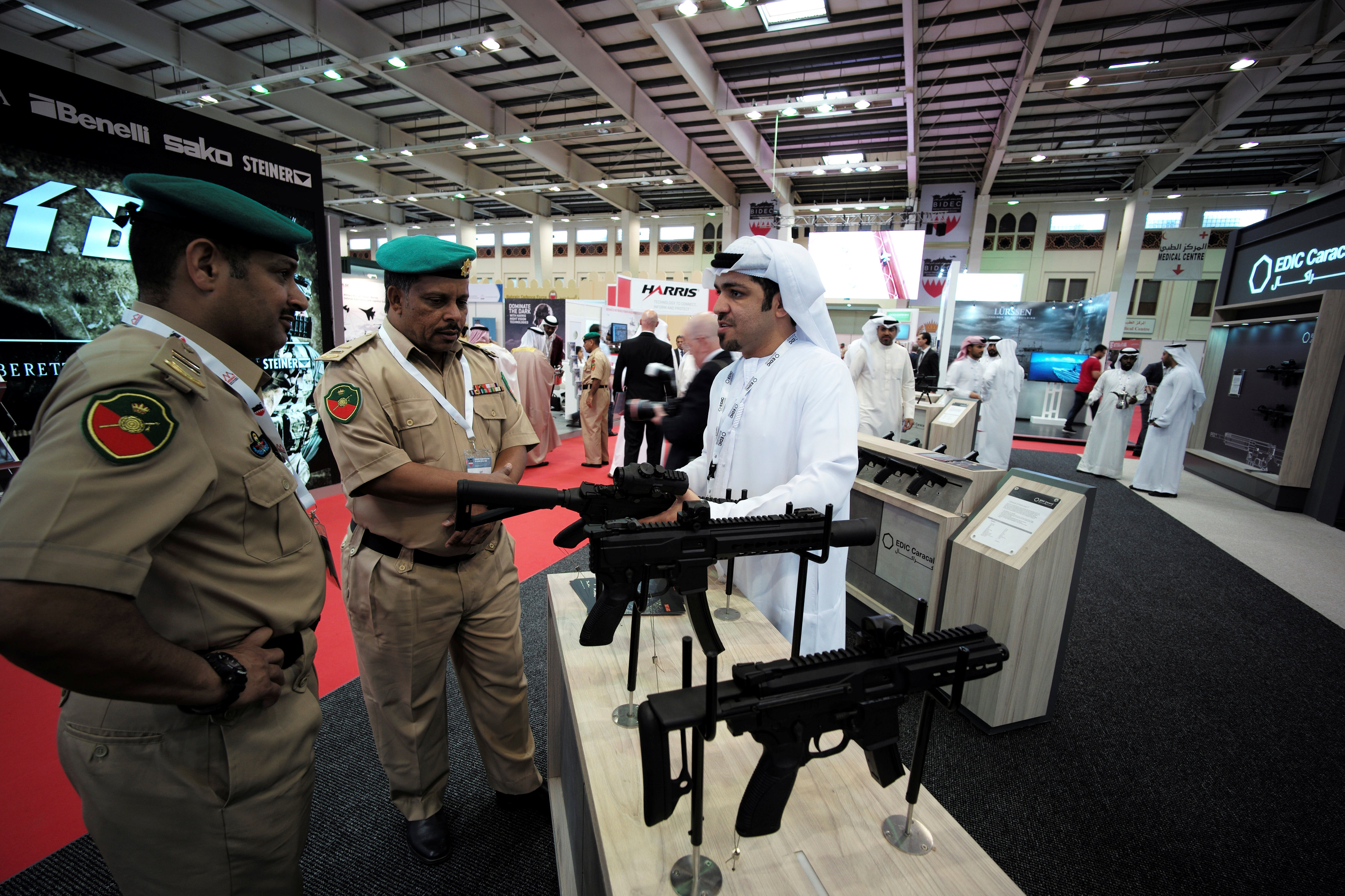 ممثل شركة الدفاع الإماراتية إديك يعرض أسلحة هجومية مصنوعة  فى الإمارات