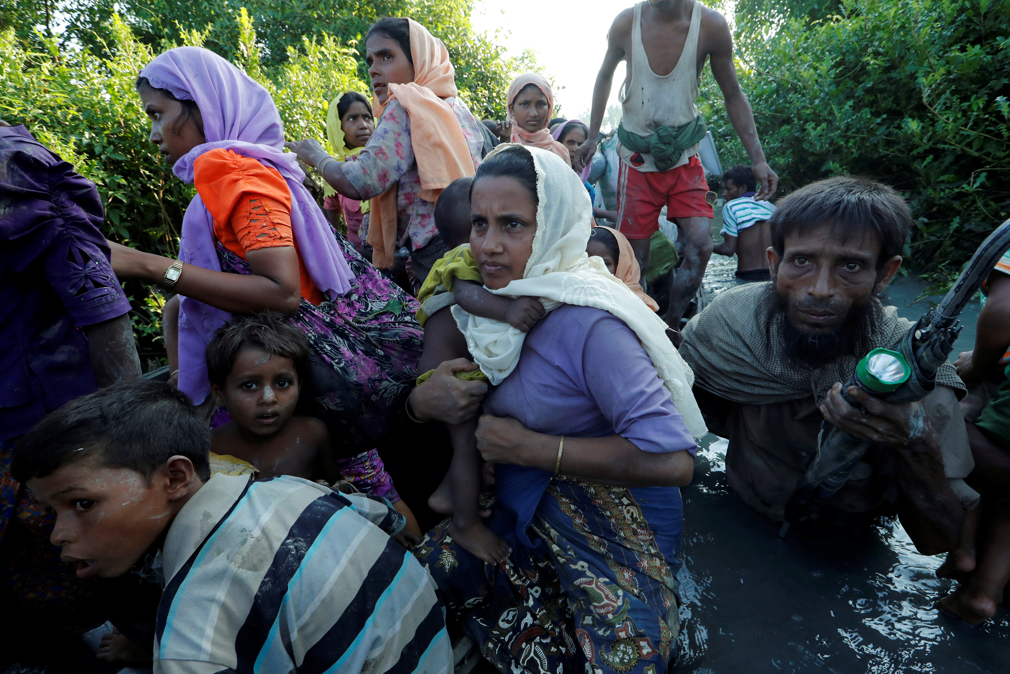 العشرات يهربون إلى بنجلاديش