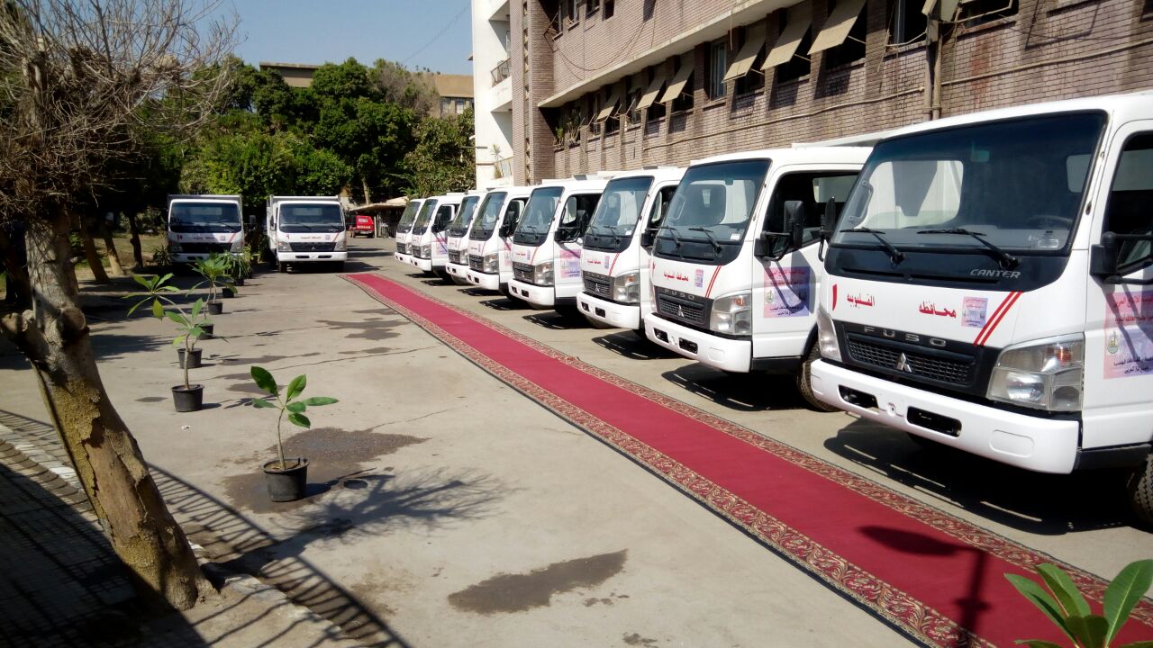 محافظة القليوبية يتسلم 10 سيارات قلاب لدعم منظومة النظافة  (1)