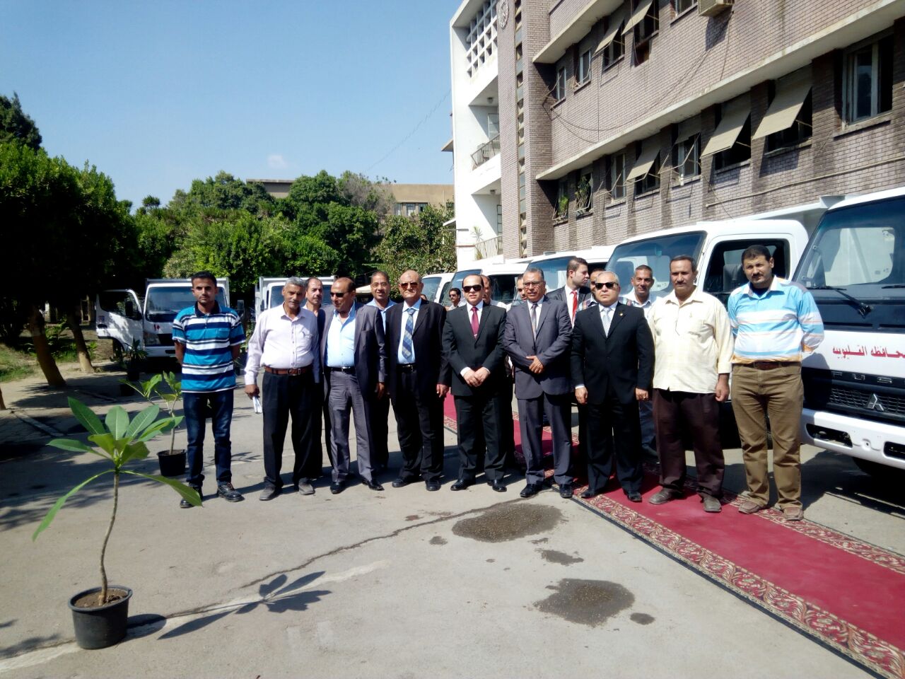 محافظة القليوبية يتسلم 10 سيارات قلاب لدعم منظومة النظافة  (2)