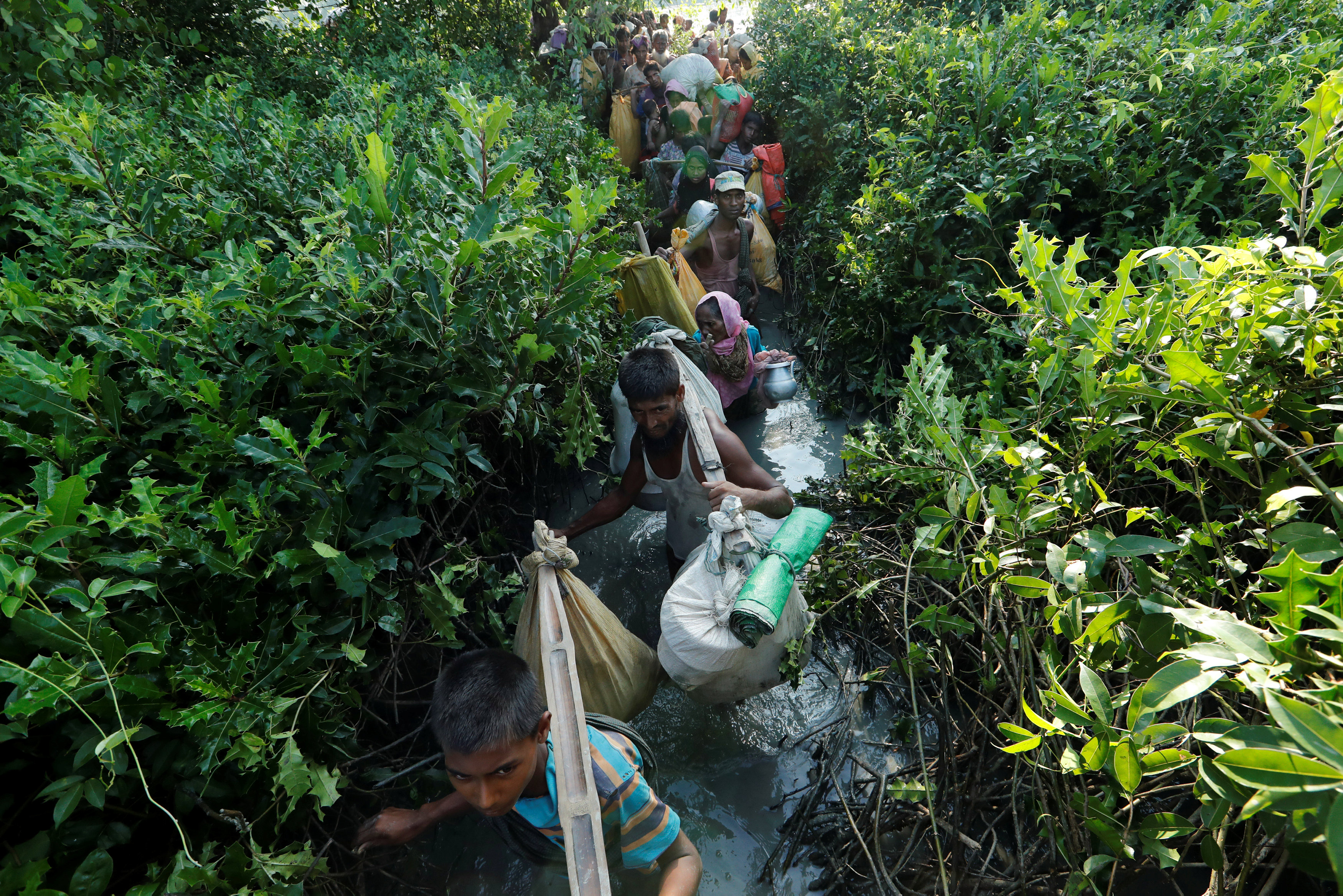 العشرات من مسلمى الروهينجا يعبرون إلى بنجلاديش