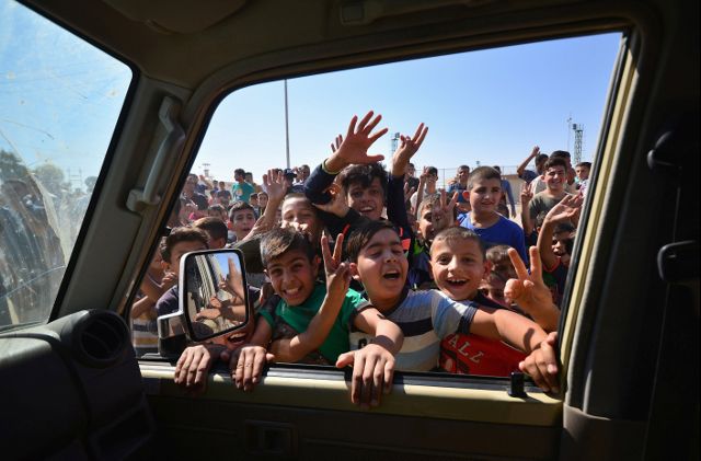 الأطفال يحيون القوات العراقية خلال تقدمها فى كركوك