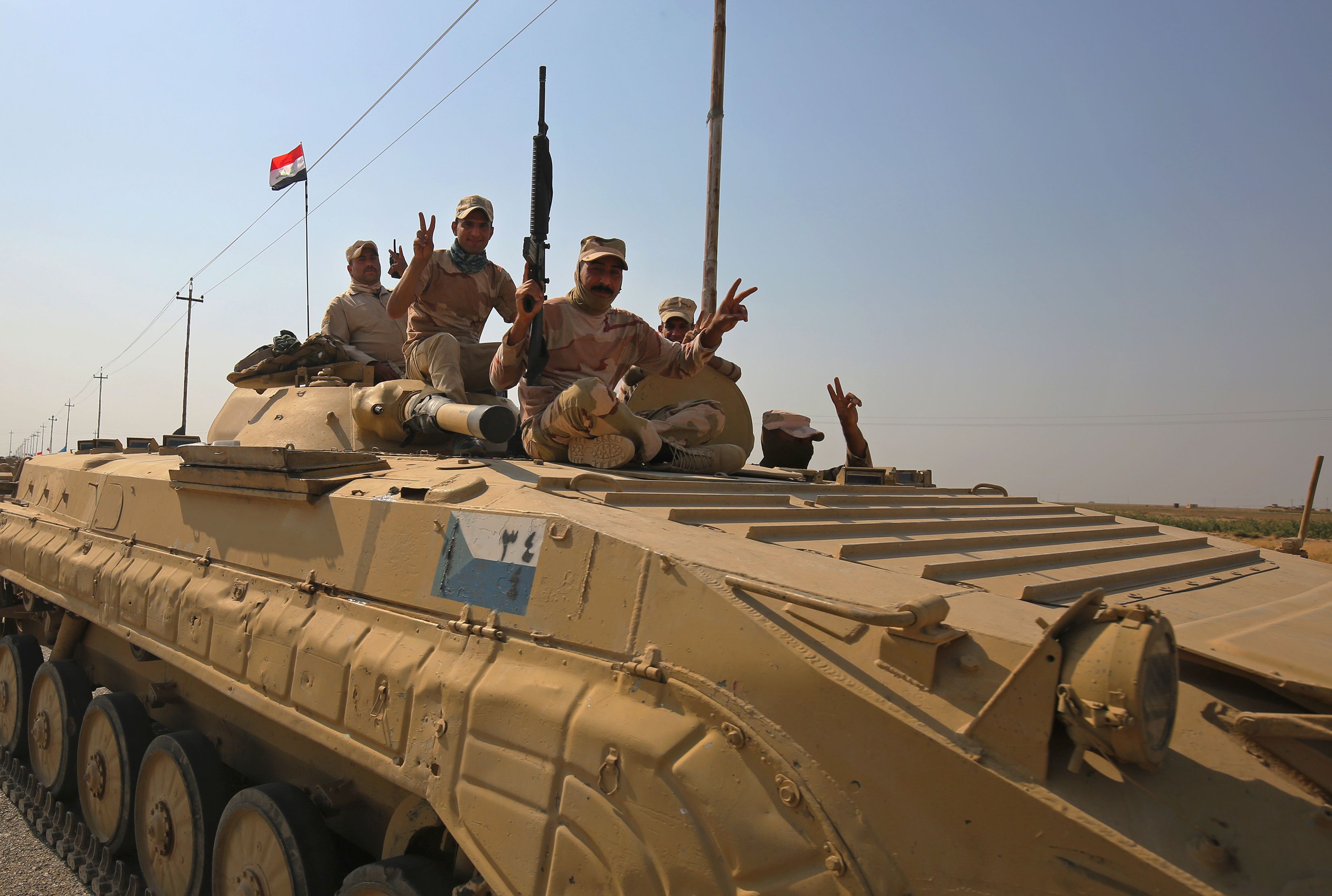 القوات العراقية على دبابة