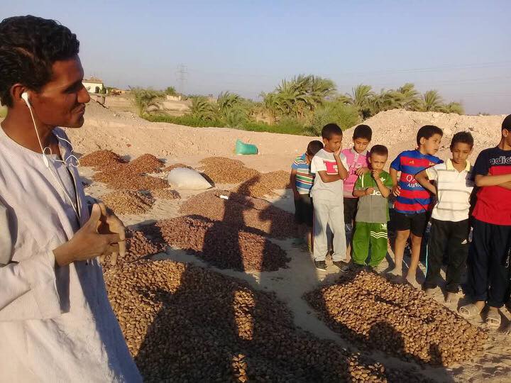 5-             محاضرة لأطفال بالاقصر علي جني محصول البلح قبل شهر رمضان