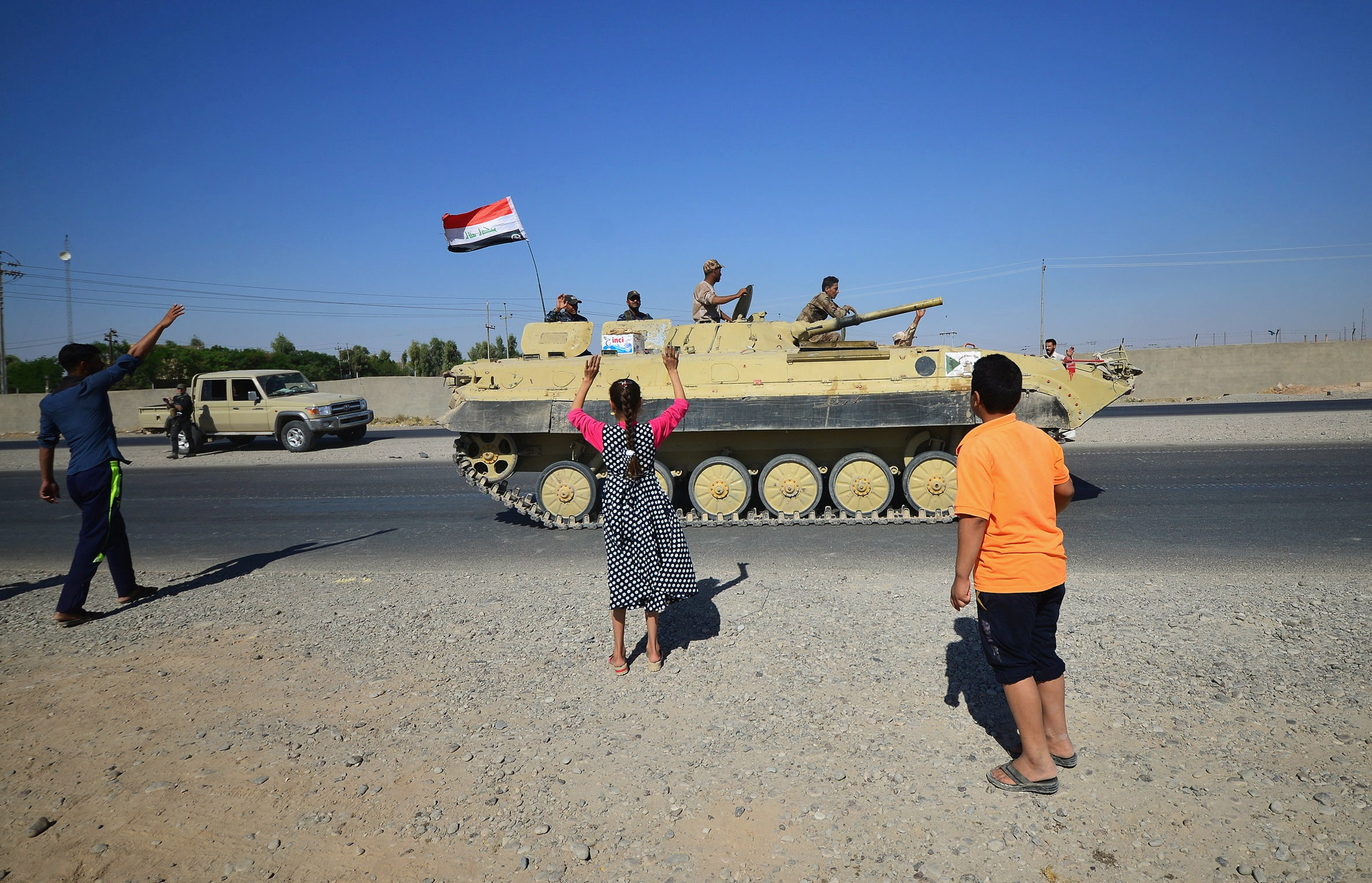 الاطفال يستقبلون القوات العراقية بالترحاب