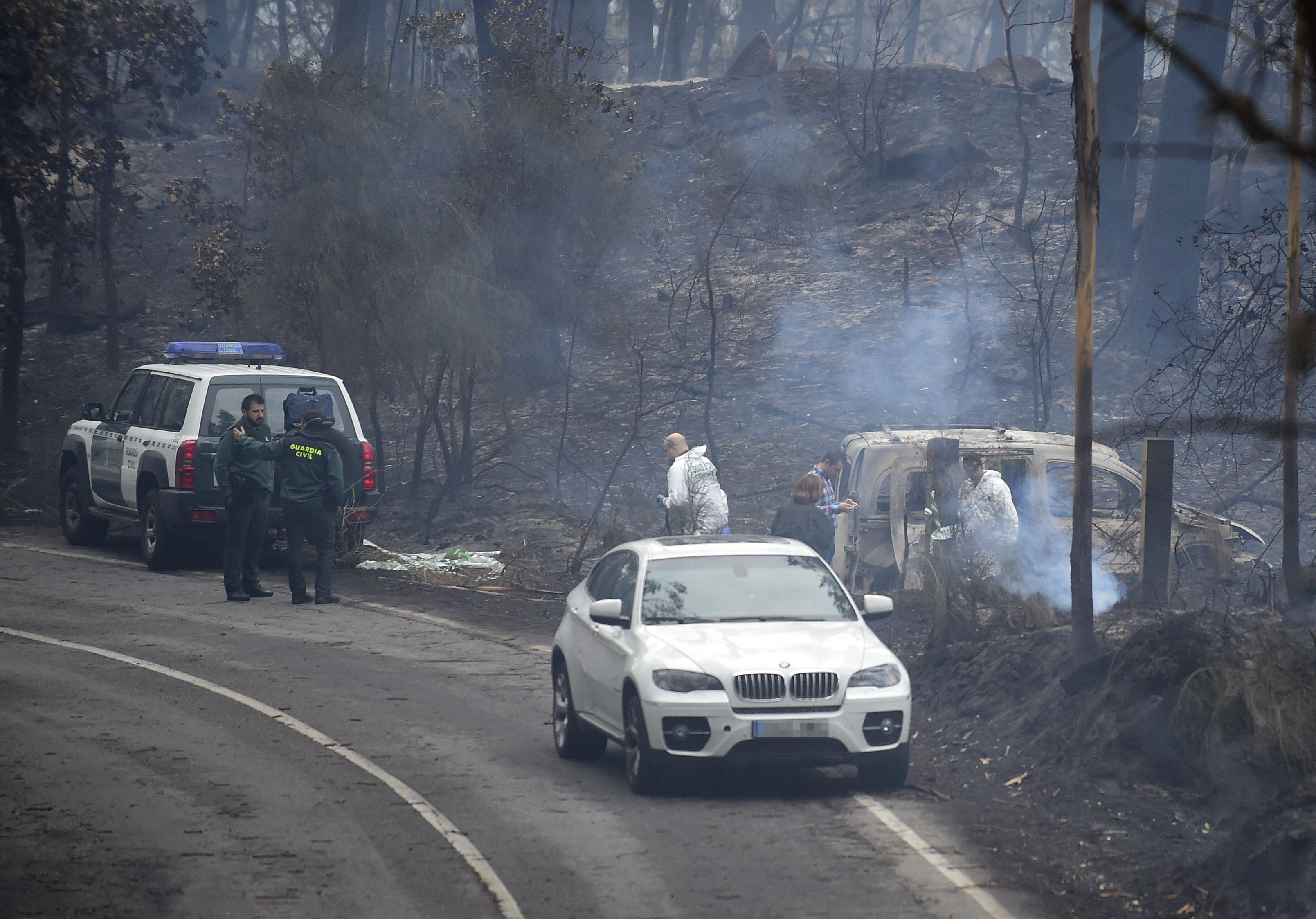 رجال الحماية المدنية تكافح حريق بعد تدميره سيارة