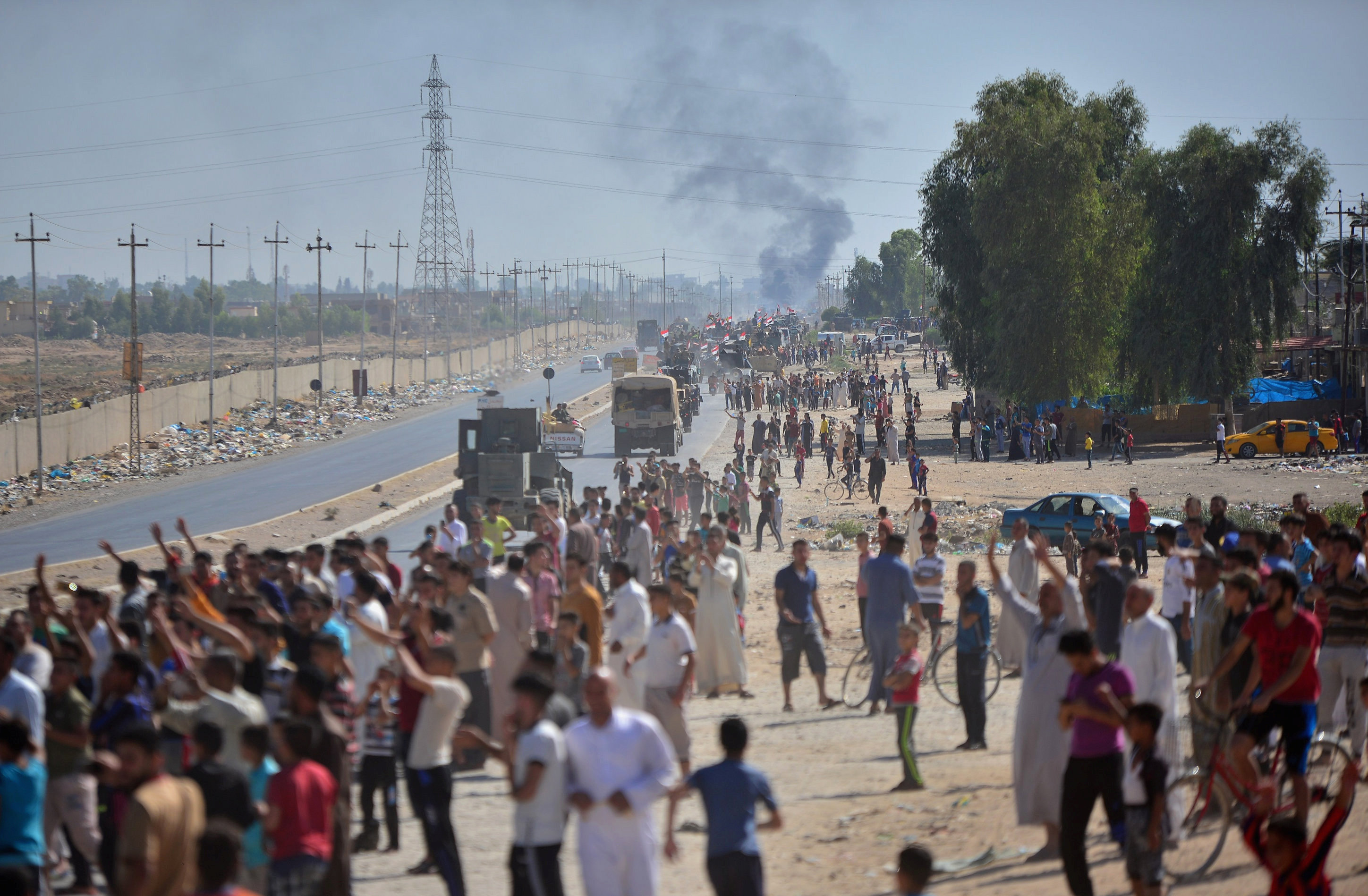 سكان كركوك يرحبون بالجيش العراقى بعد انسحاب قوات البيشمركة