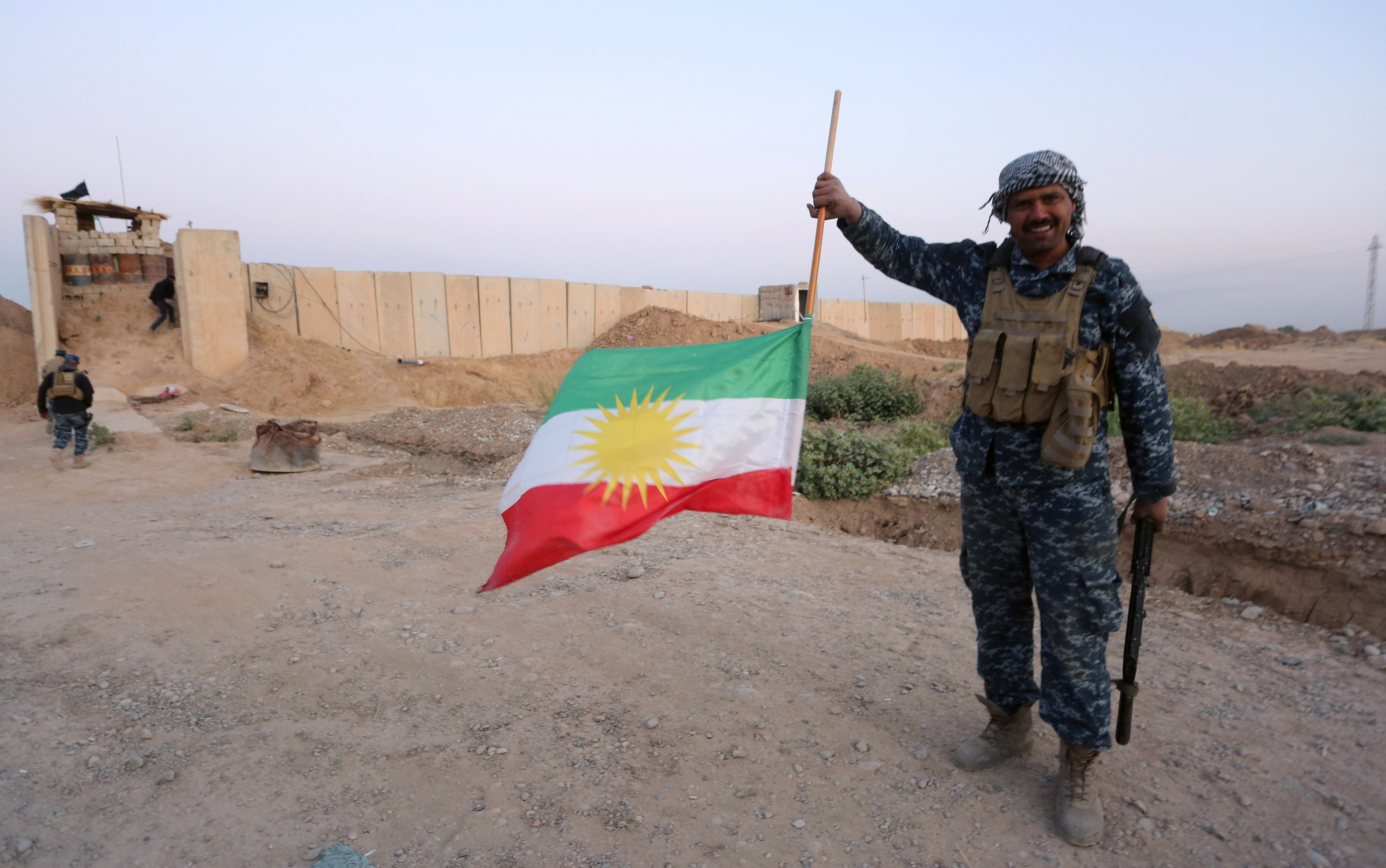 أحد جنود الجيش العراقى ينزل علم كردستان