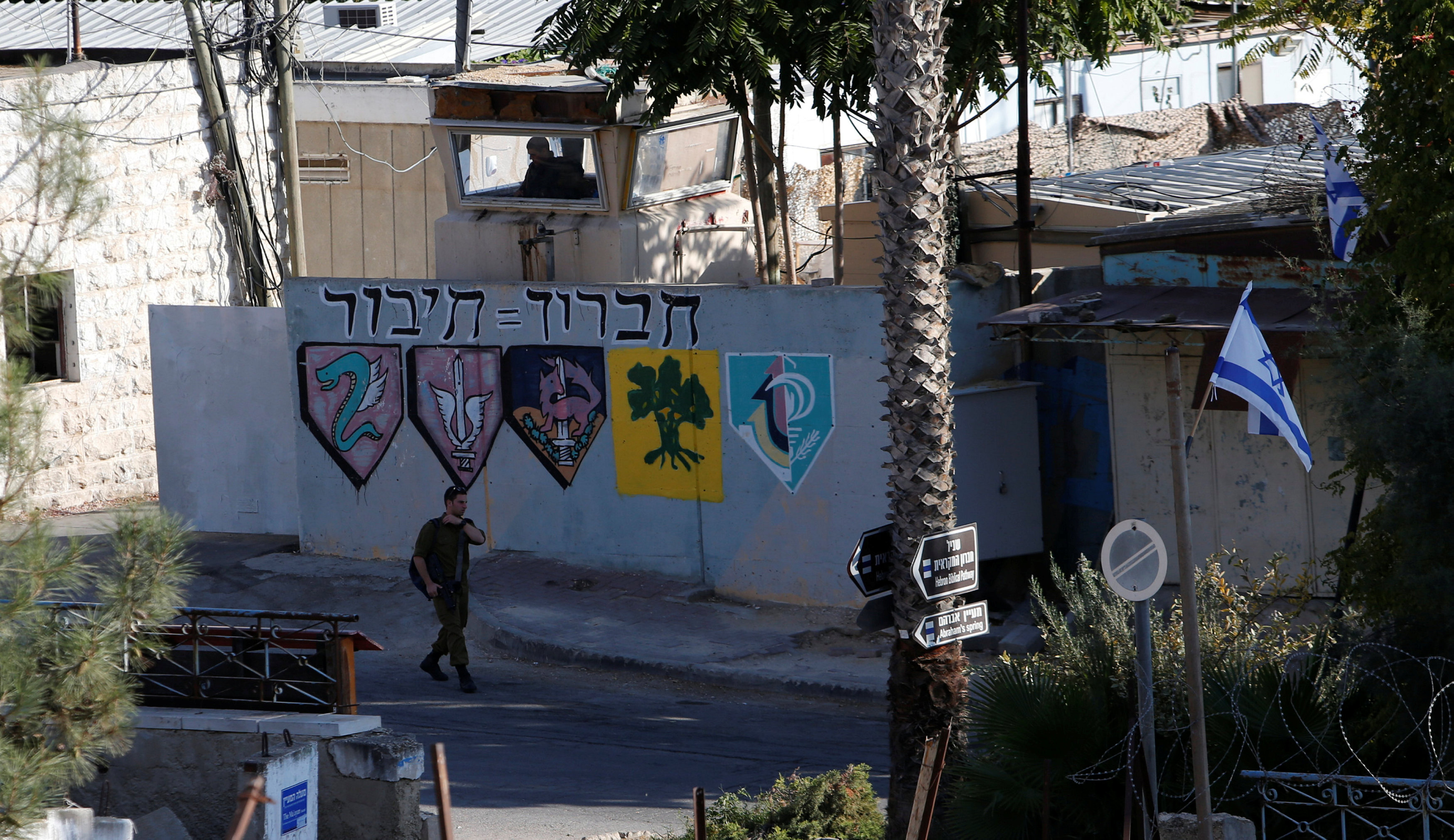 الاحتلال الإسرائيلى يحاصر مدينة الخليل الفلسطينية بالحواجز العسكرية