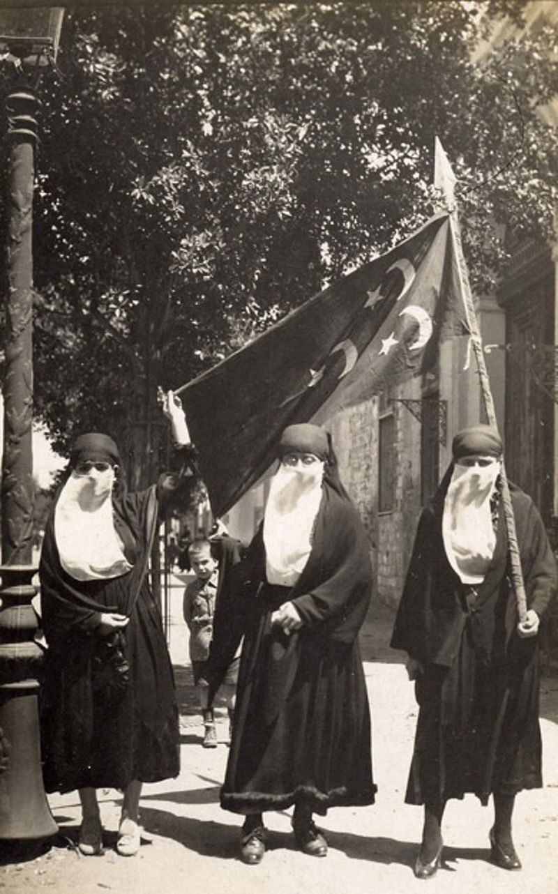 نساء يشاركن فى ثورة 19 بعد نفى سعد زغلول