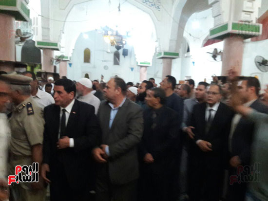 مدير أمن كفر الشيخ والسكرتير العام يؤدون صلاة الجنازة
