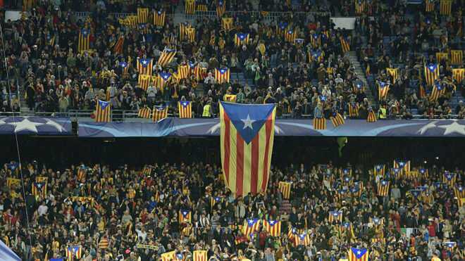أعلام كتالونيا وسط جماهير برشلونة